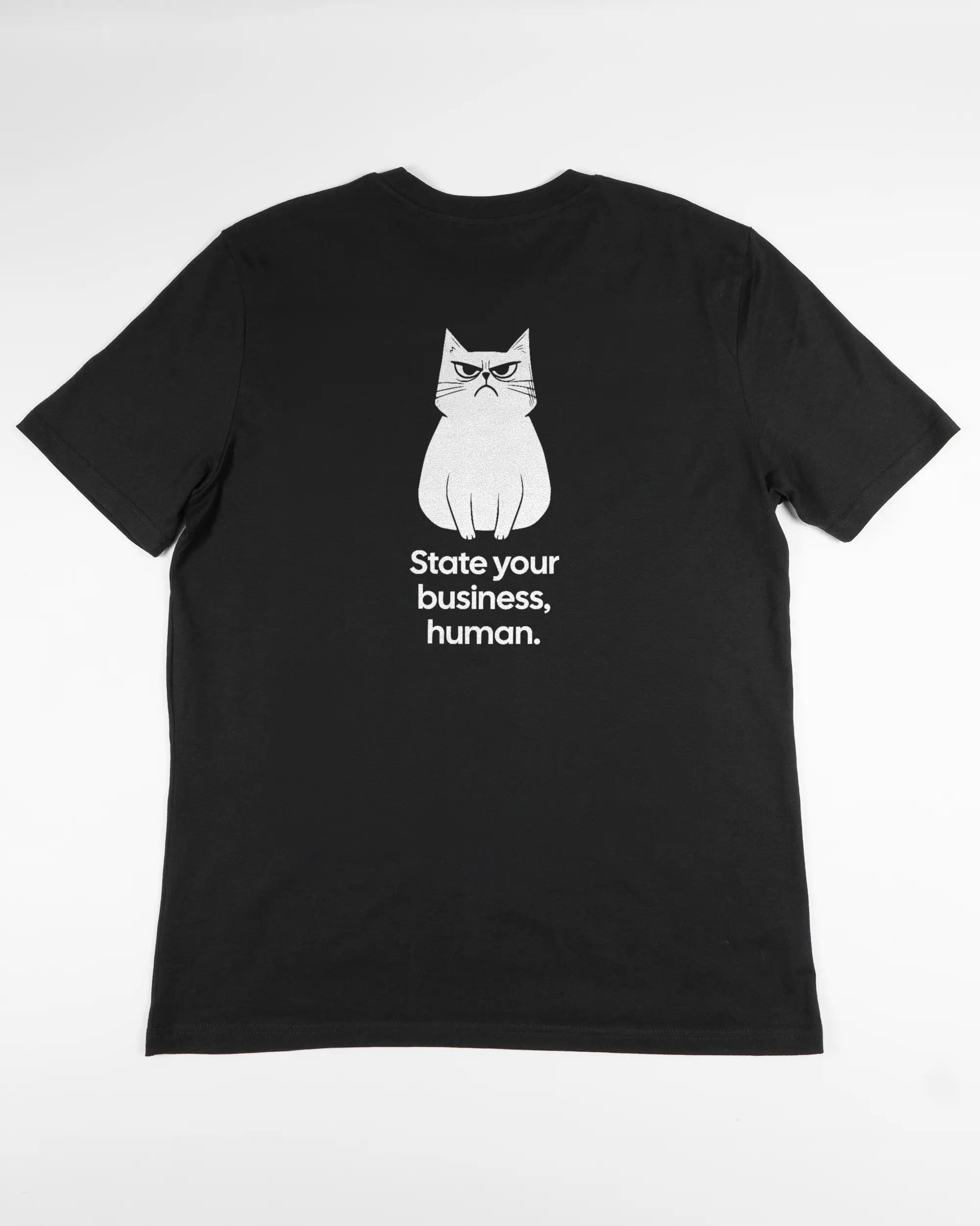 Rückseite des Organic Unisex T-Shirt Casual von Maondo mit dem Design Grumpy Purr in der Farbe Black und in der Größe L flach auf den Boden gelegt
