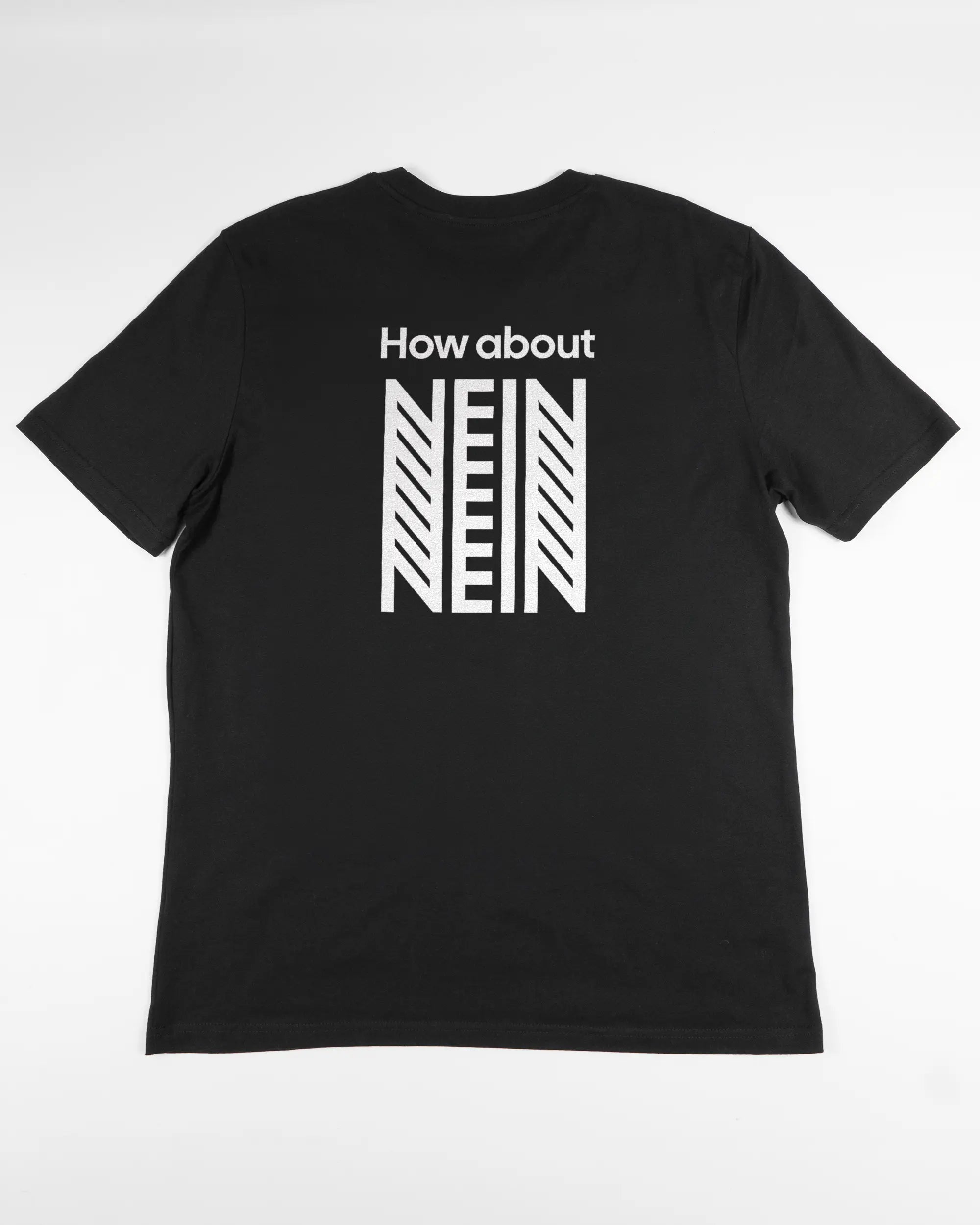 Rückseite des Organic Unisex T-Shirt Casual von Maondo mit dem Design How about nein in der Farbe Black und in der Größe L flach auf den Boden gelegt