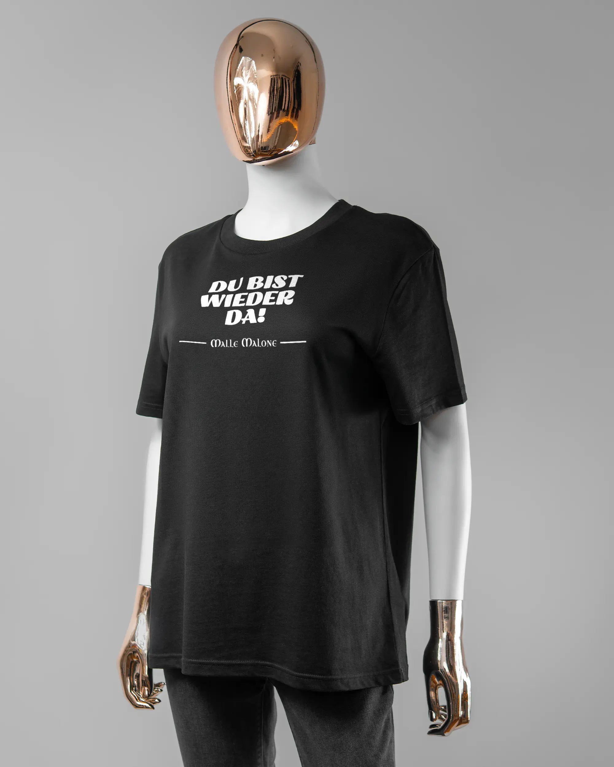 Vorderseite des Organic Unisex T-Shirt Casual von Maondo mit dem Design Wieder da in der Farbe Black und in der Größe S getragen von einer femininen Puppe