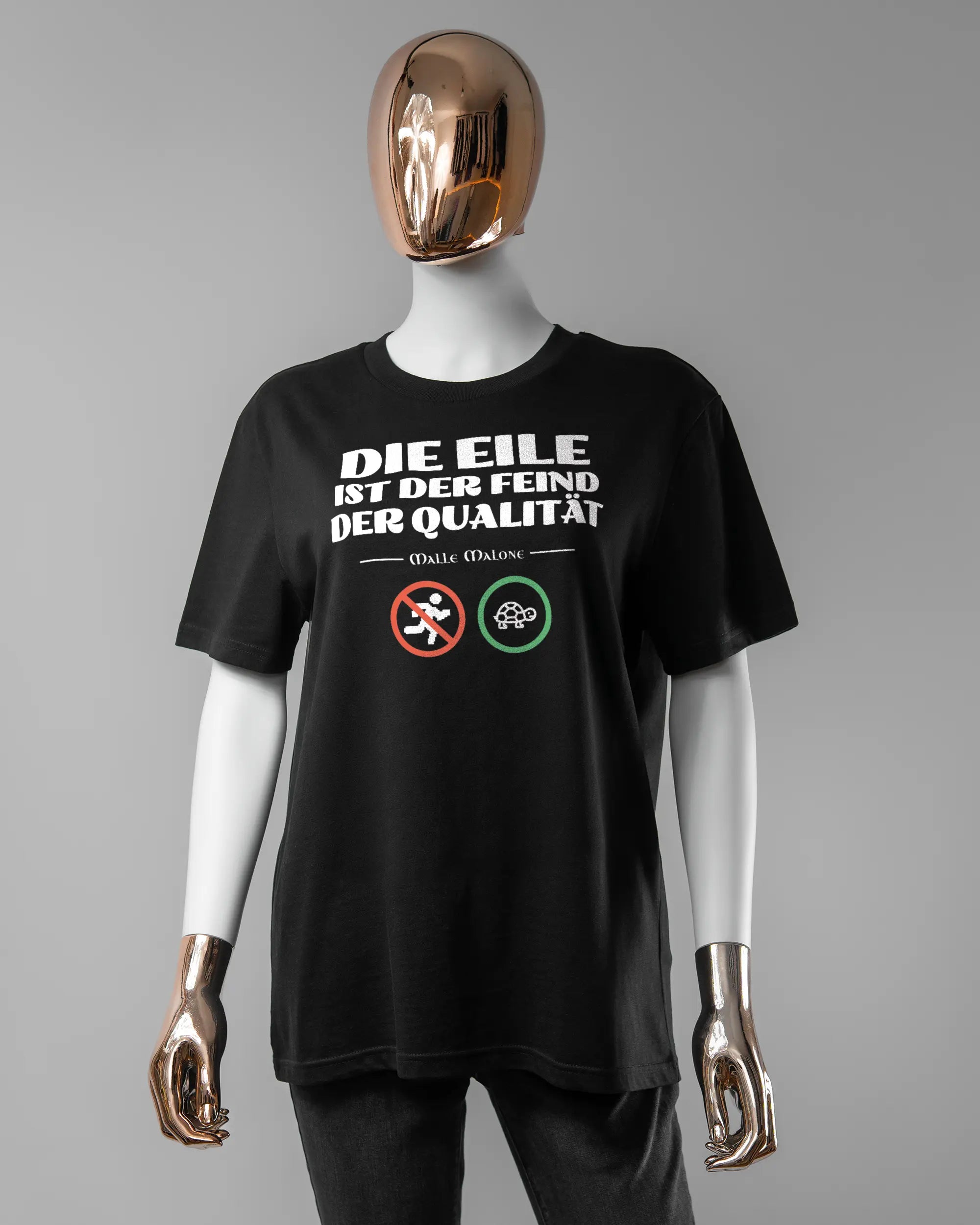 Vorderseite des Organic Unisex T-Shirt Casual von Maondo mit dem Design Keine Eile in der Farbe Black und in der Größe S getragen von einer femininen Puppe