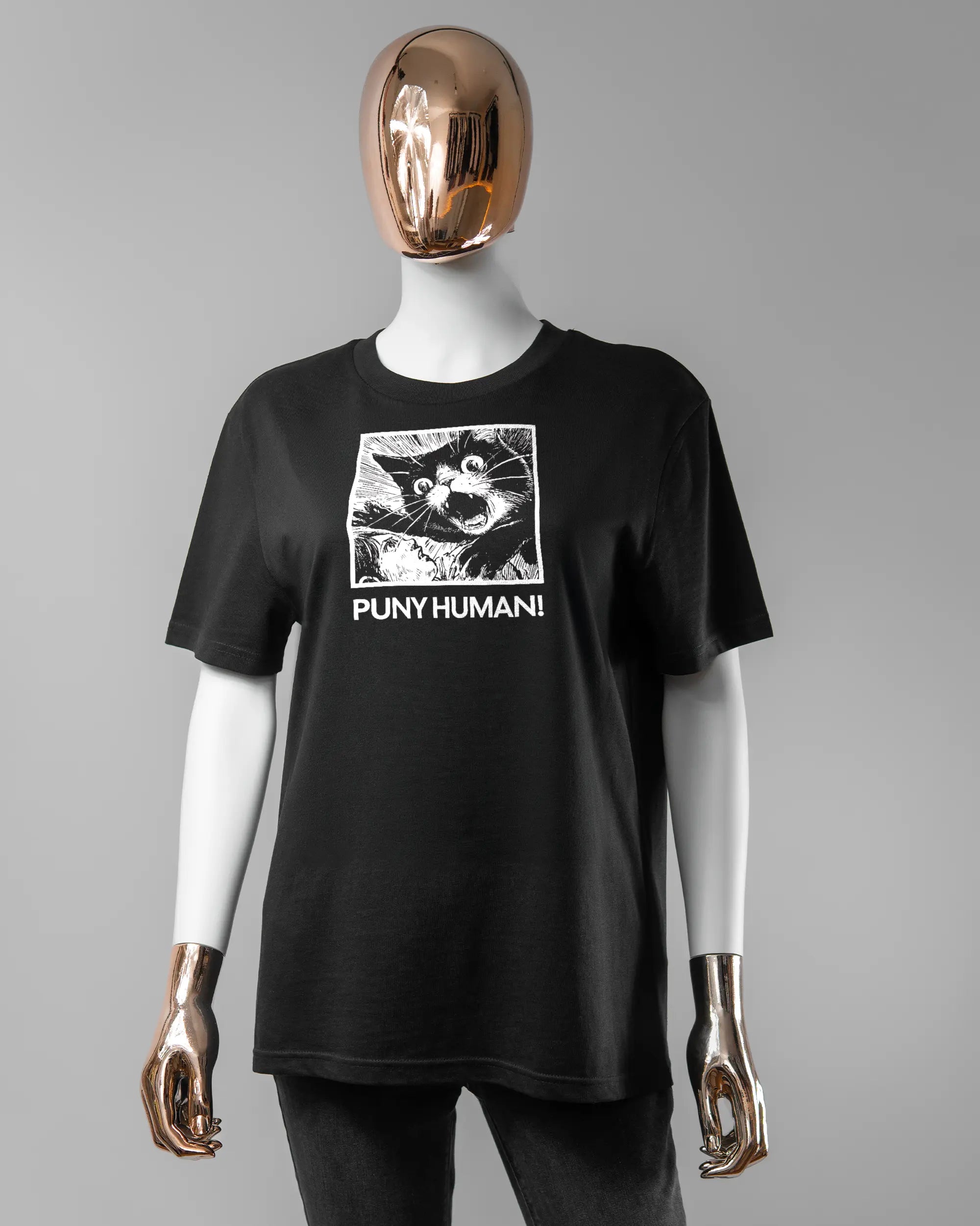 Vorderseite des Organic Unisex T-Shirt Casual von Maondo mit dem Design Puny Human in der Farbe Black und in der Größe S getragen von einer femininen Puppe