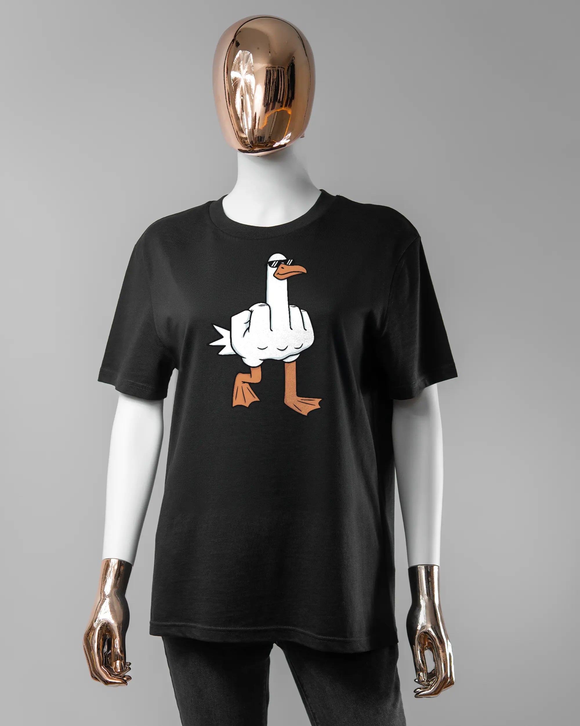 Vorderseite des Organic Unisex T-Shirt Casual von Maondo mit dem Design I give a duck in der Farbe Black und in der Größe S getragen von einer femininen Puppe