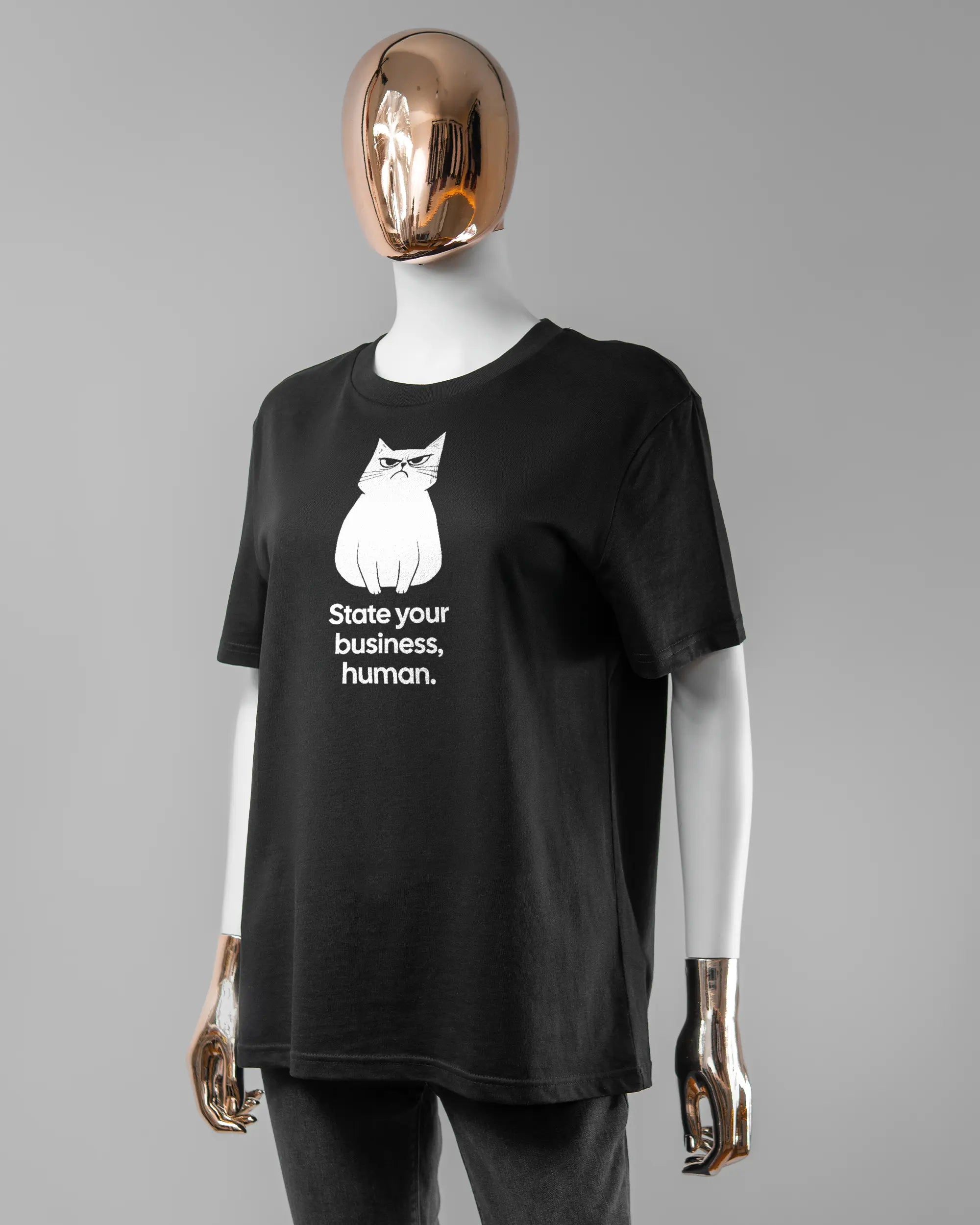 Vorderseite des Organic Unisex T-Shirt Casual von Maondo mit dem Design Grumpy Purr in der Farbe Black und in der Größe S getragen von einer femininen Puppe