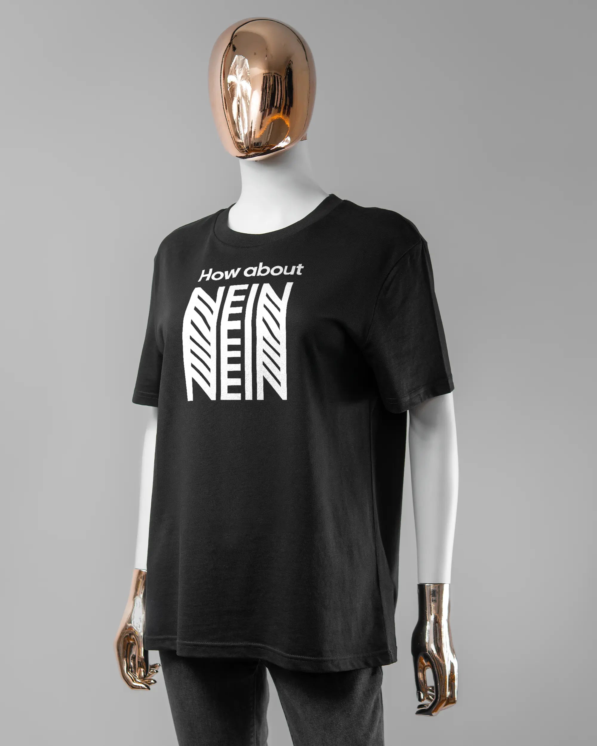 Vorderseite des Organic Unisex T-Shirt Casual von Maondo mit dem Design How about nein in der Farbe Black und in der Größe S getragen von einer femininen Puppe