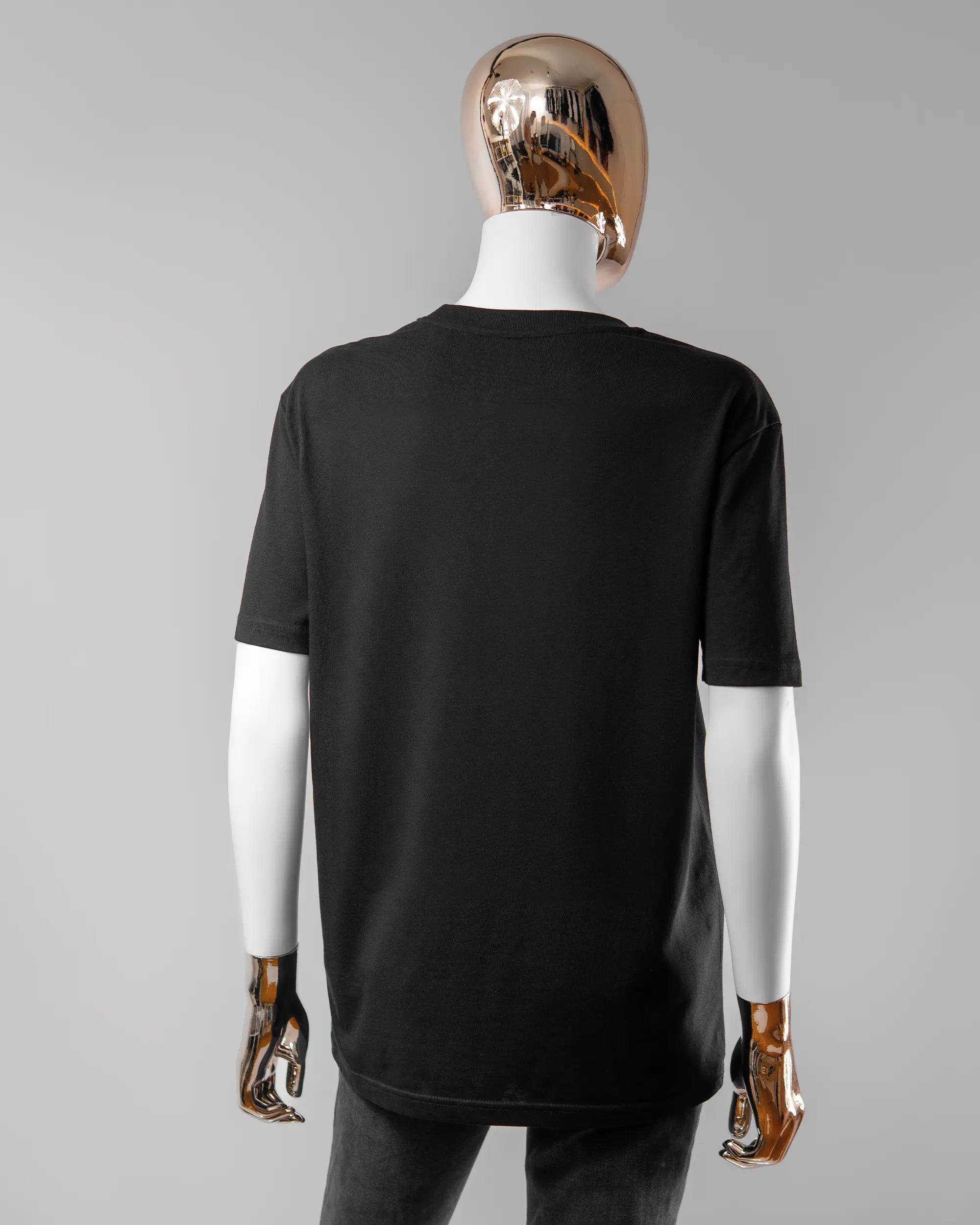 Rückseite des Organic Unisex T-Shirt Casual von Maondo ohne Motiv in der Farbe Black und in der Größe S getragen von einer femininen Puppe