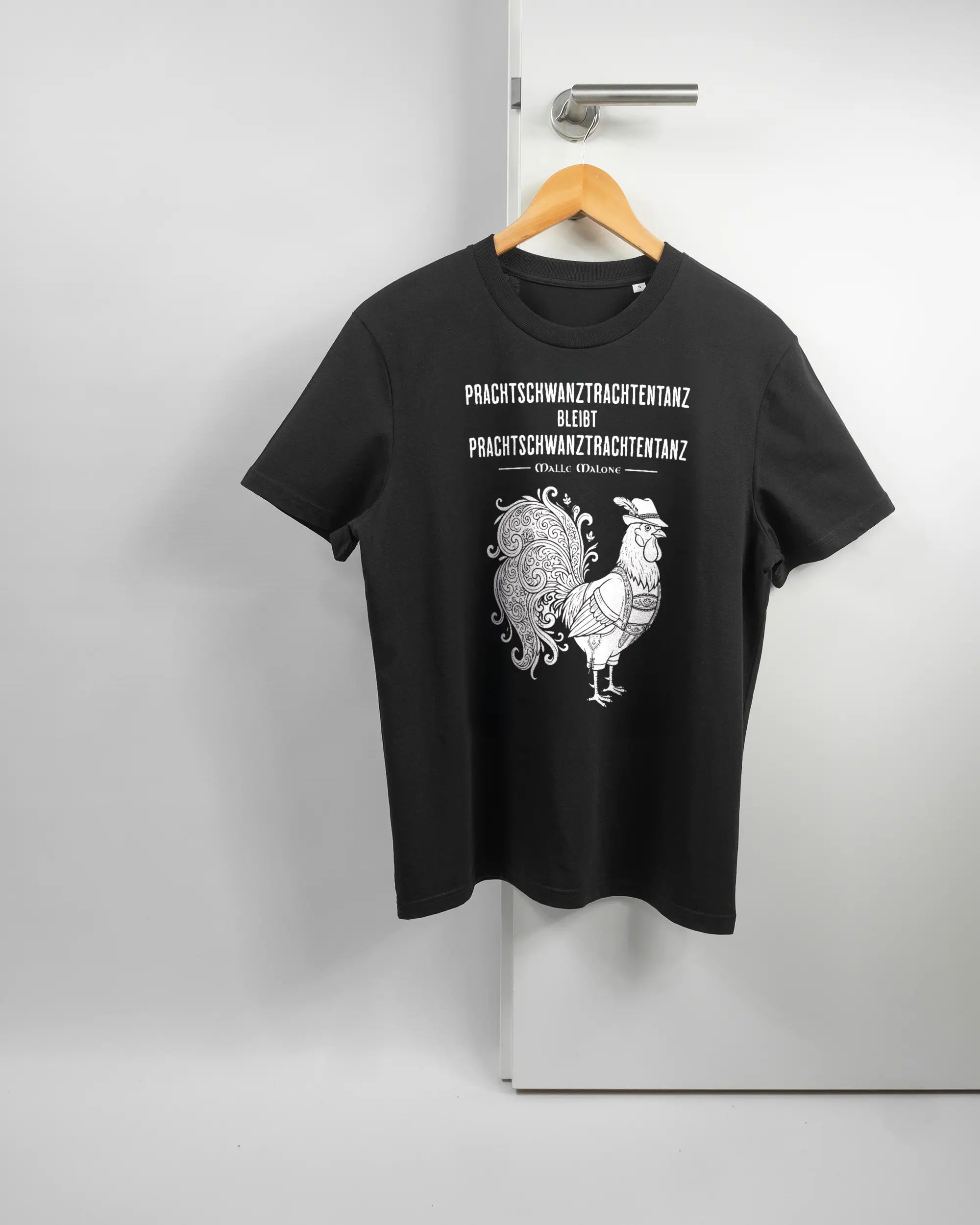 Vorderseite des Organic Unisex T-Shirt Casual von Maondo mit dem Design Trachtentanz in der Farbe Black und in der Größe S auf einem Bügel an der Türklinke aufgehängt