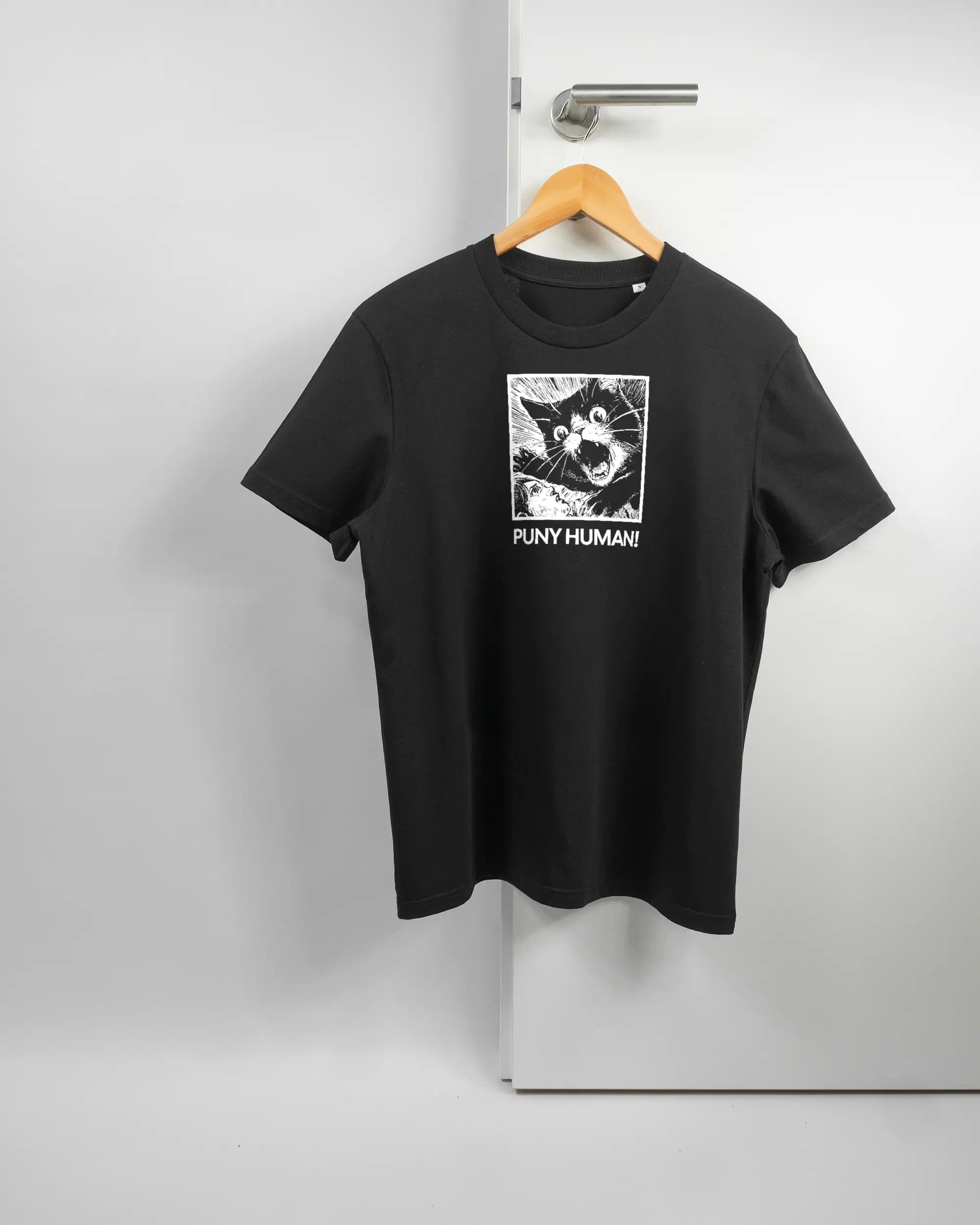 Vorderseite des Organic Unisex T-Shirt Casual von Maondo mit dem Design Puny Human in der Farbe Black und in der Größe S auf einem Bügel an der Türklinke aufgehängt