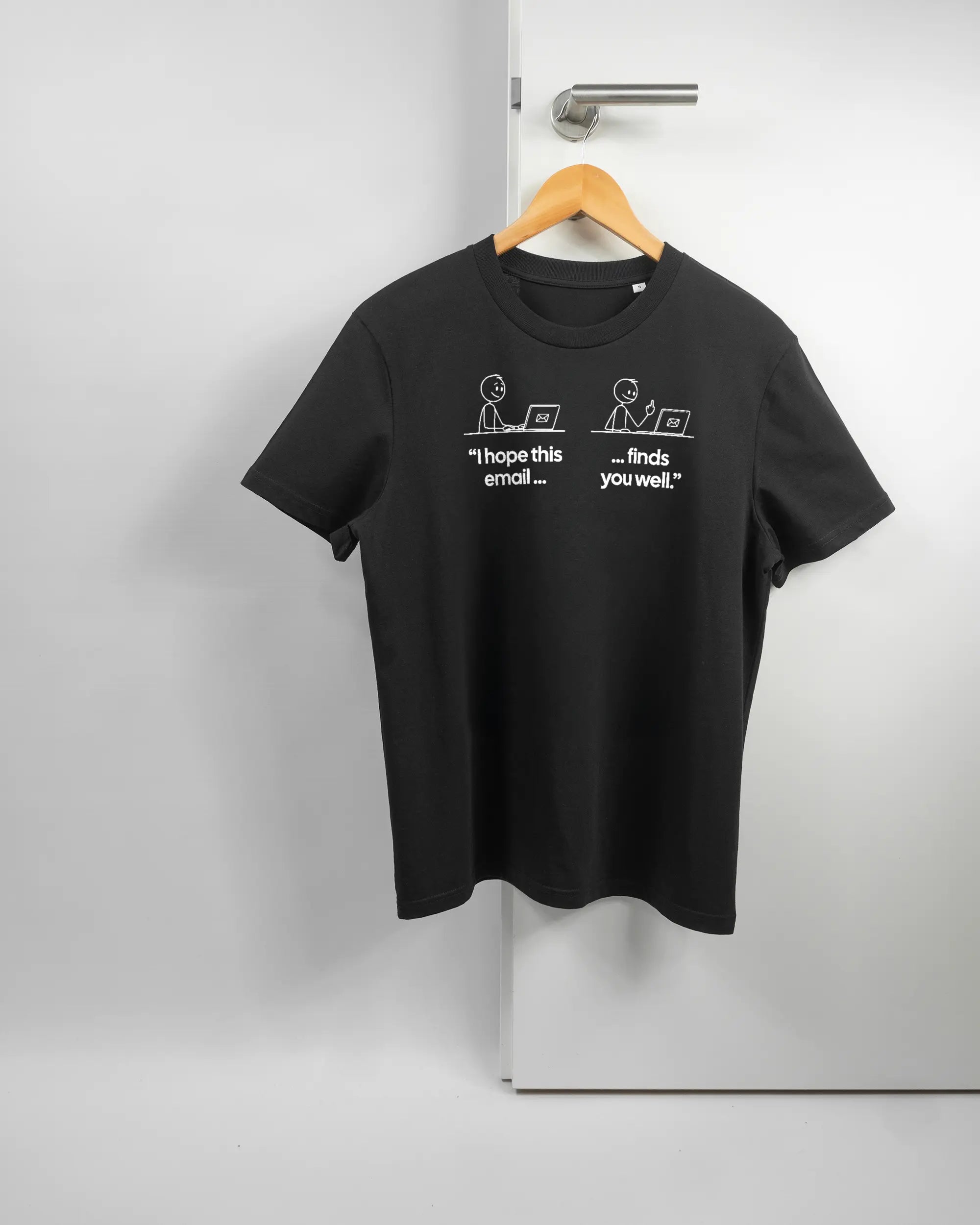 Vorderseite des Organic Unisex T-Shirt Casual von Maondo mit dem Design Found me not well in der Farbe Black und in der Größe S auf einem Bügel an der Türklinke aufgehängt