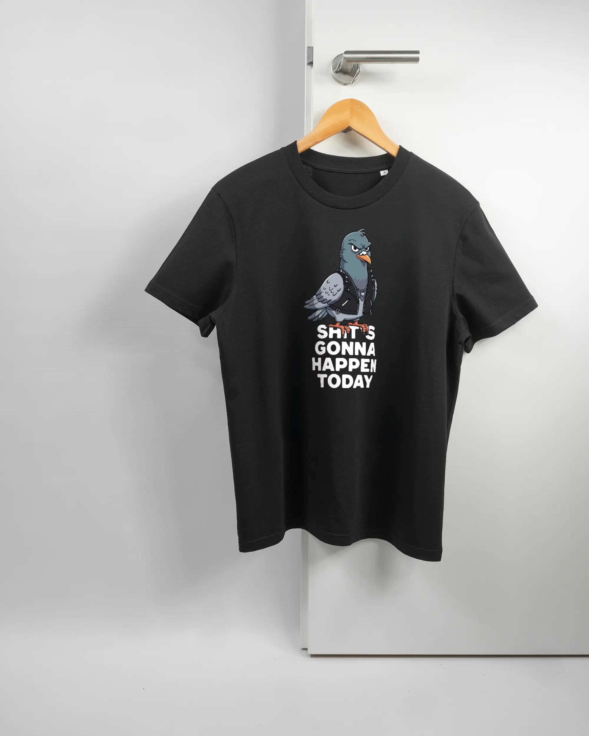 Vorderseite des Organic Unisex T-Shirt Casual von Maondo mit dem Design Pigeon Pun in der Farbe Black und in der Größe S auf einem Bügel an der Türklinke aufgehängt
