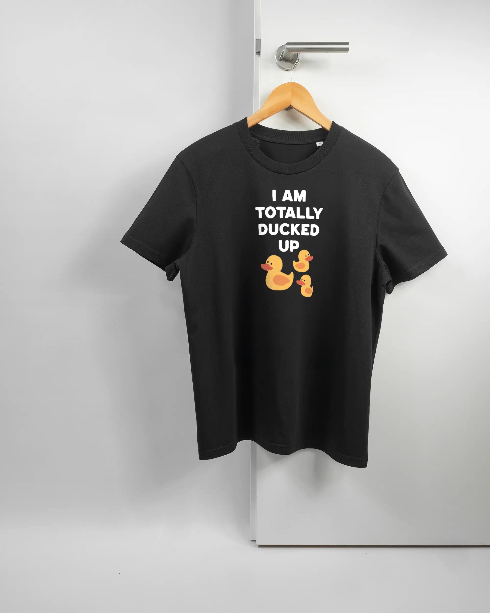 Vorderseite des Organic Unisex T-Shirt Casual von Maondo mit dem Design Ducked Up in der Farbe Black und in der Größe S auf einem Bügel an der Türklinke aufgehängt