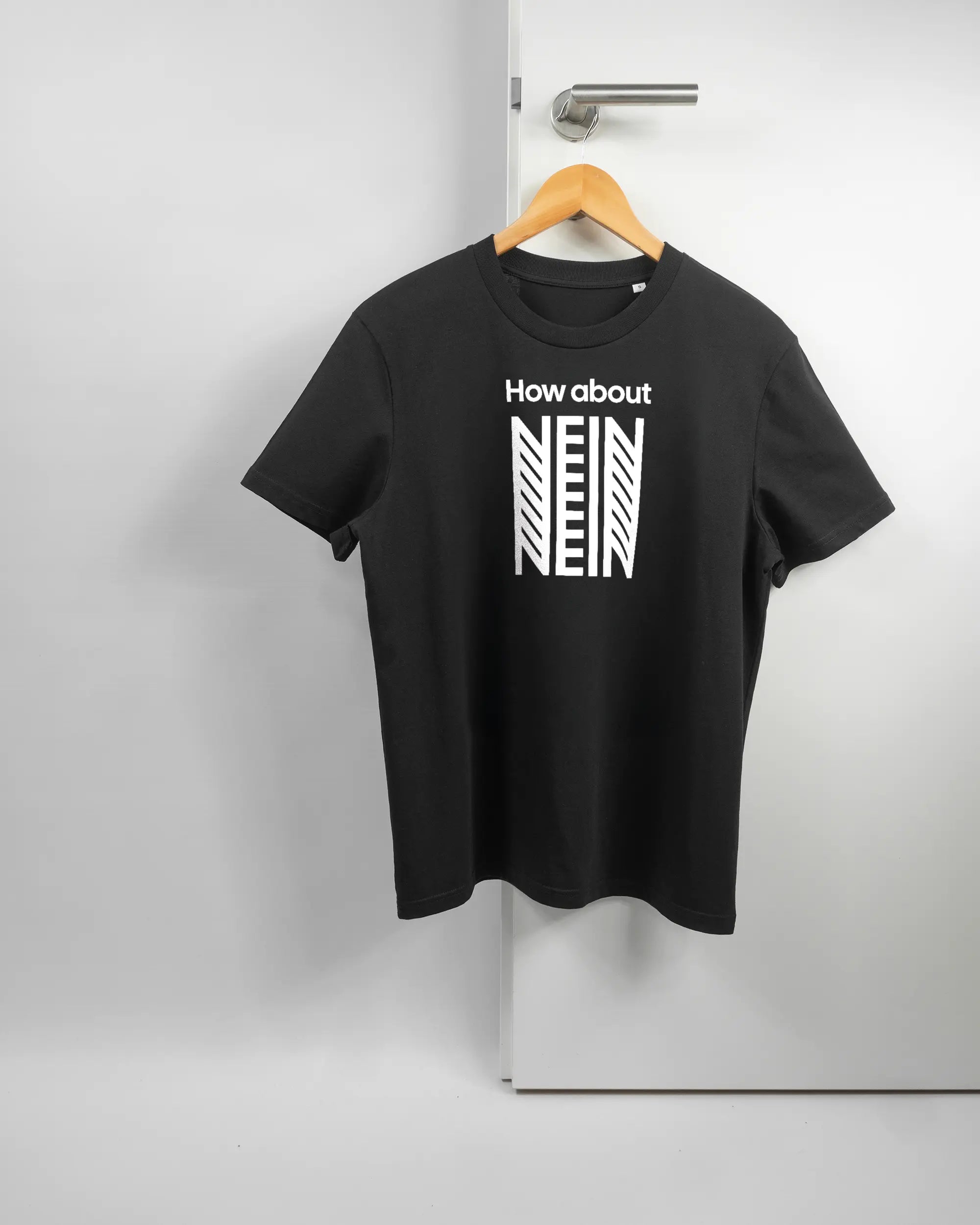 Vorderseite des Organic Unisex T-Shirt Casual von Maondo mit dem Design How about nein in der Farbe Black und in der Größe S auf einem Bügel an der Türklinke aufgehängt