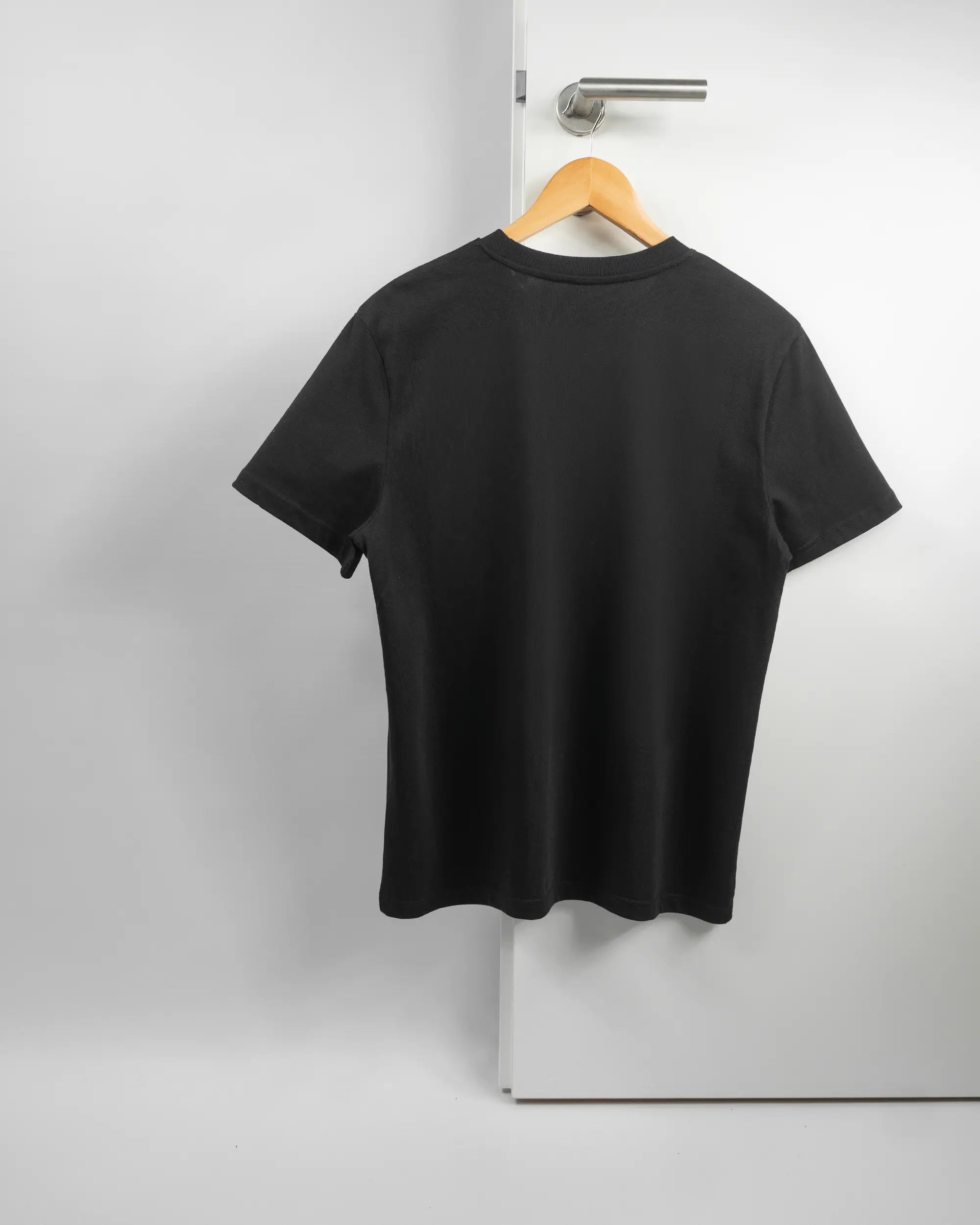 Rückseite des Organic Unisex T-Shirt Casual von Maondo ohne Motiv in der Farbe Black und in der Größe S auf einem Bügel an der Türklinke aufgehängt
