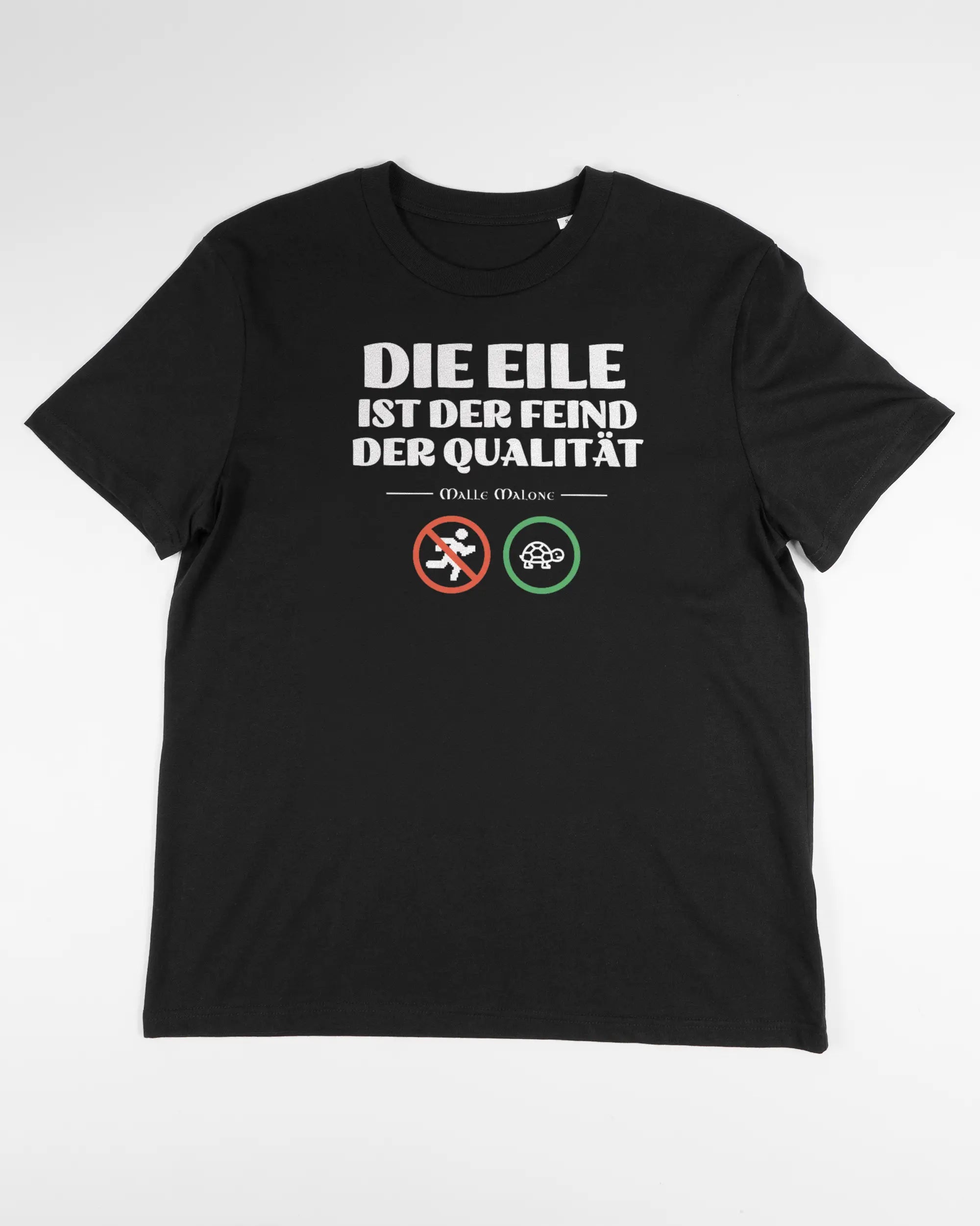 Vorderseite des Organic Unisex T-Shirt Casual von Maondo mit dem Design Keine Eile in der Farbe Black und in der Größe S flach auf den Boden gelegt