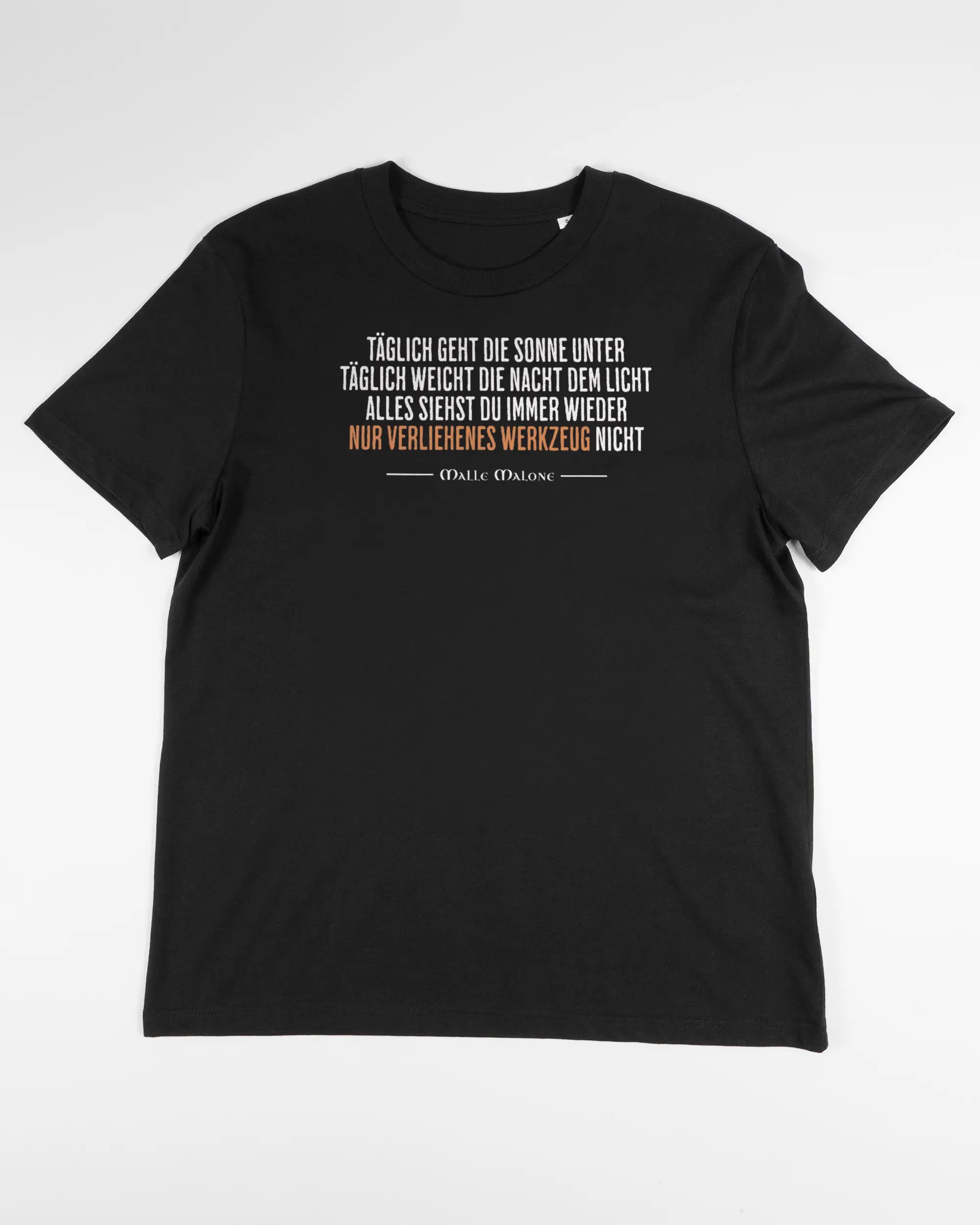 Vorderseite des Organic Unisex T-Shirt Casual von Maondo mit dem Design Wegzeug in der Farbe Black und in der Größe S flach auf den Boden gelegt