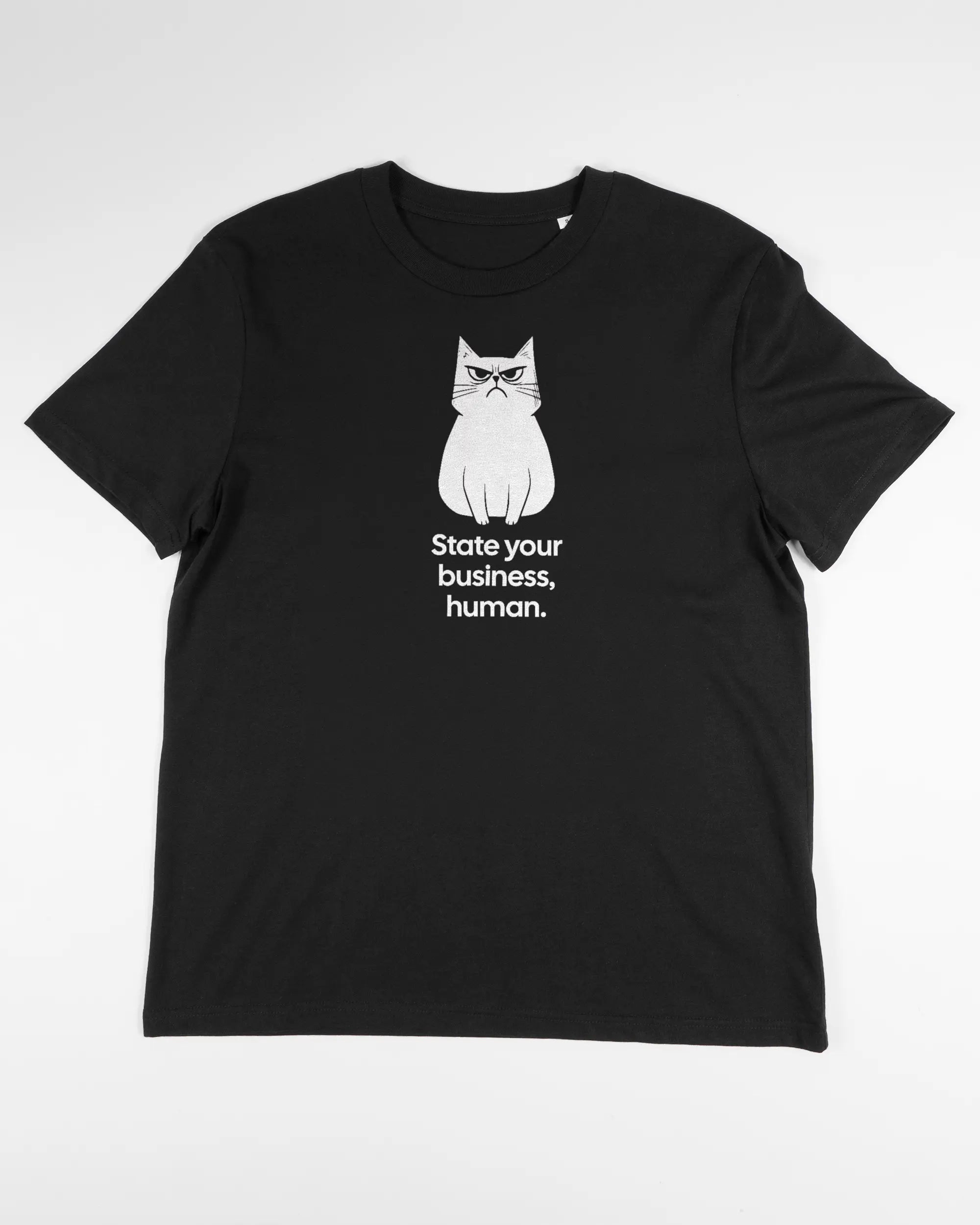 Vorderseite des Organic Unisex T-Shirt Casual von Maondo mit dem Design Grumpy Purr in der Farbe Black und in der Größe S flach auf den Boden gelegt