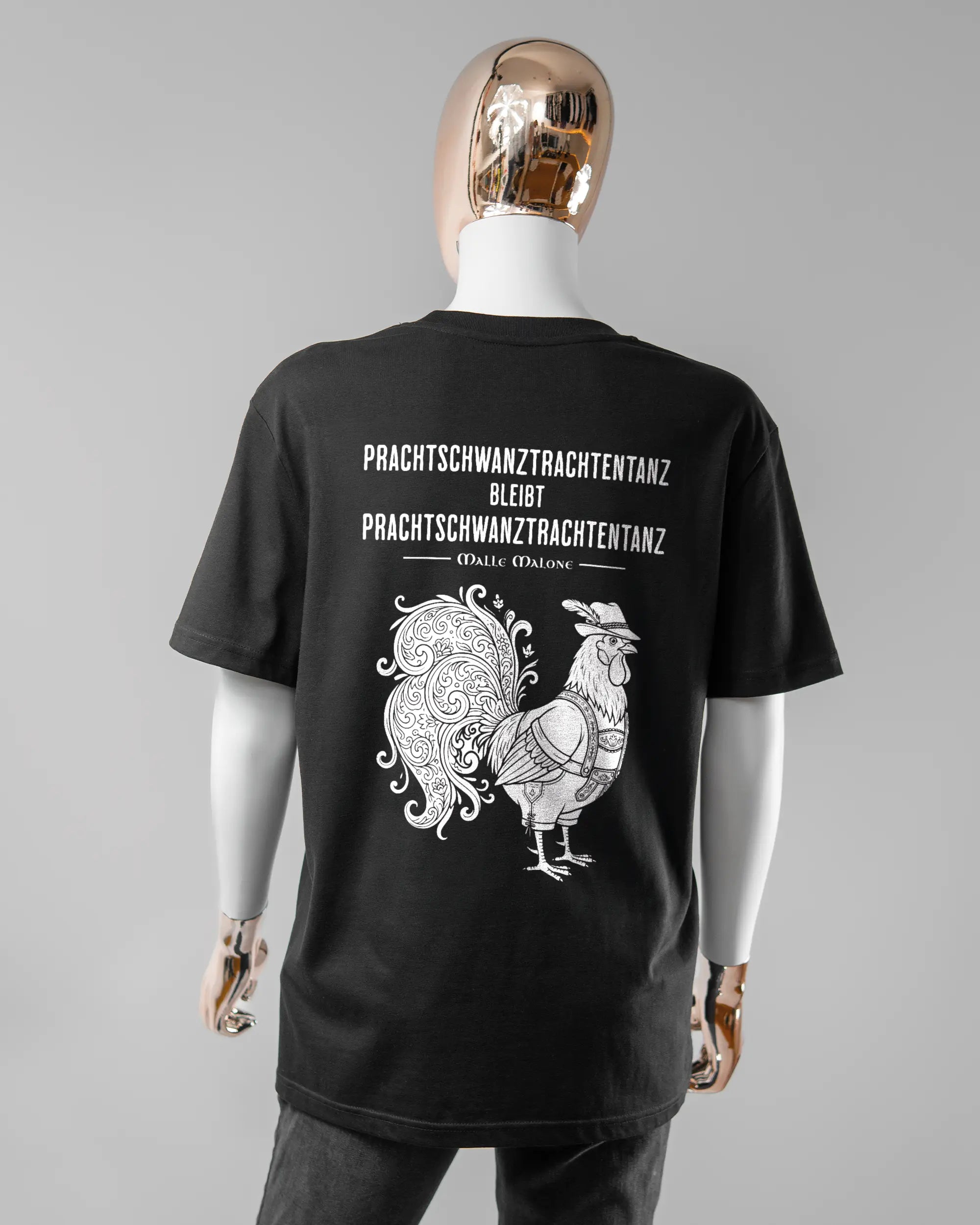 Rückseite des Organic Unisex T-Shirt Casual von Maondo mit dem Design Trachtentanz in der Farbe Black und in der Größe S getragen von einer femininen Puppe