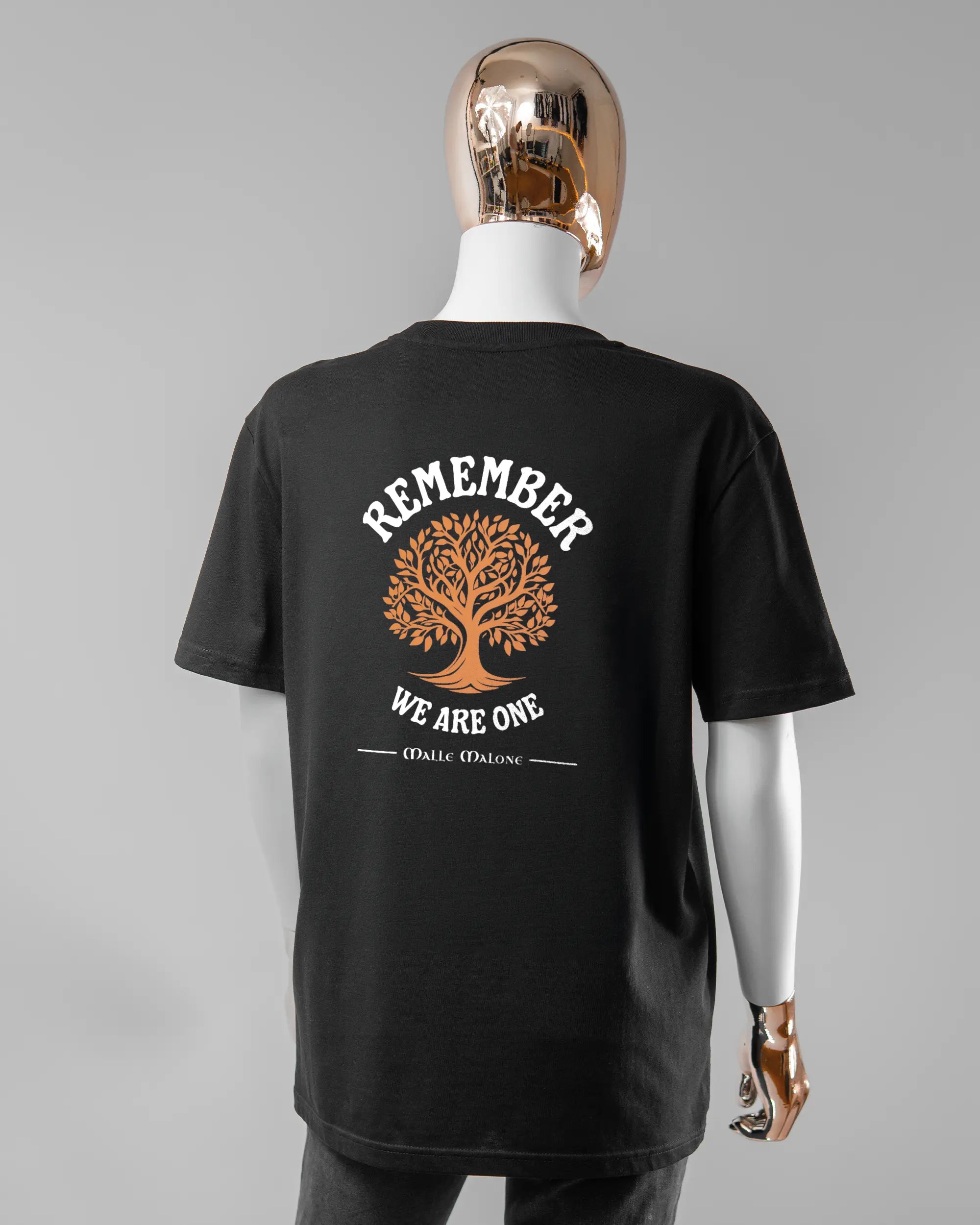 Rückseite des Organic Unisex T-Shirt Casual von Maondo mit dem Design We are one in der Farbe Black und in der Größe S getragen von einer femininen Puppe