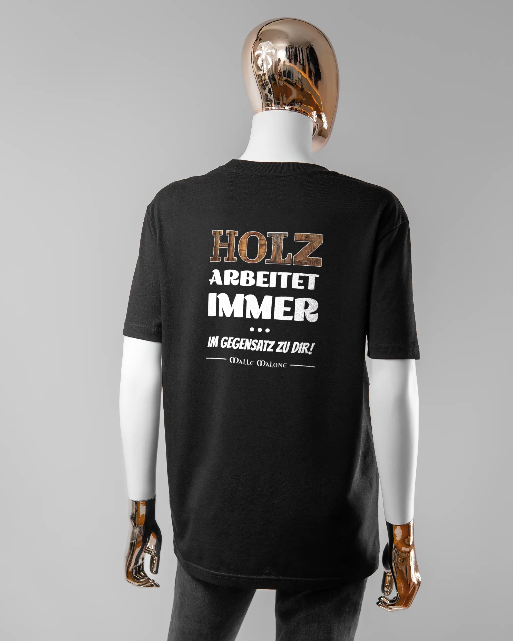 Rückseite des Organic Unisex T-Shirt Casual von Maondo mit dem Design Holzarbeit in der Farbe Black und in der Größe S getragen von einer femininen Puppe