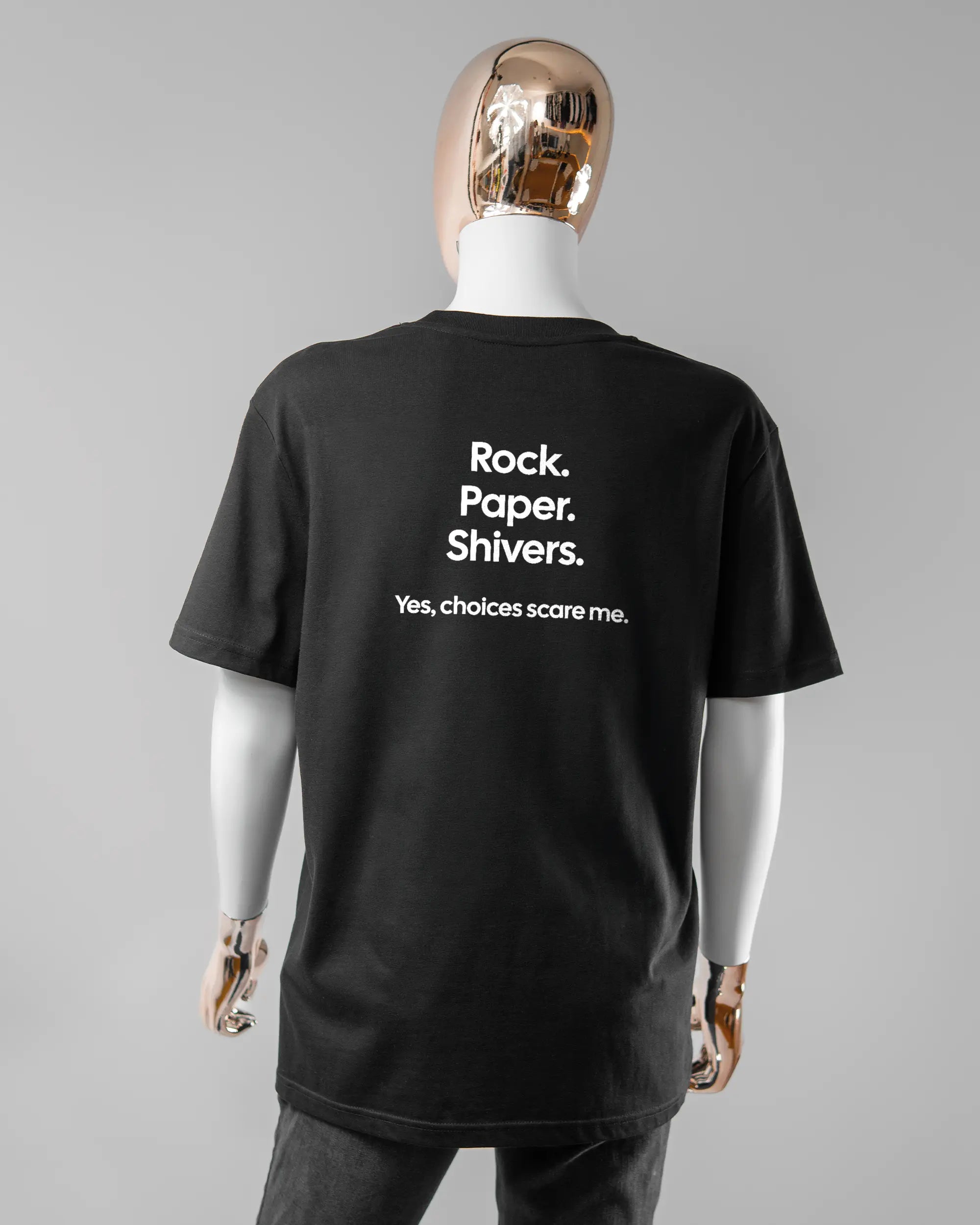 Rückseite des Organic Unisex T-Shirt Casual von Maondo mit dem Design Rock Paper Shivers in der Farbe Black und in der Größe S getragen von einer femininen Puppe