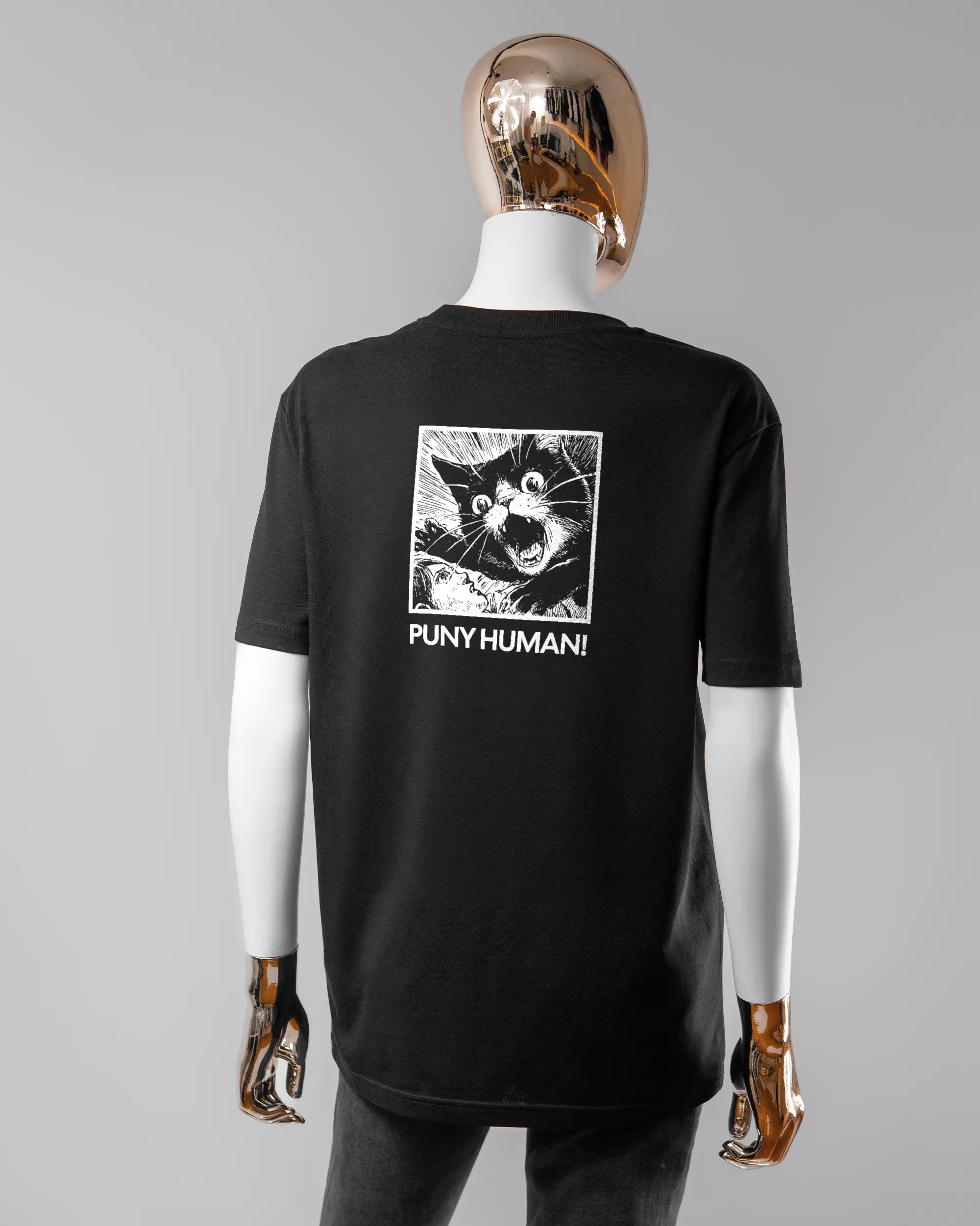 Rückseite des Organic Unisex T-Shirt Casual von Maondo mit dem Design Puny Human in der Farbe Black und in der Größe S getragen von einer femininen Puppe