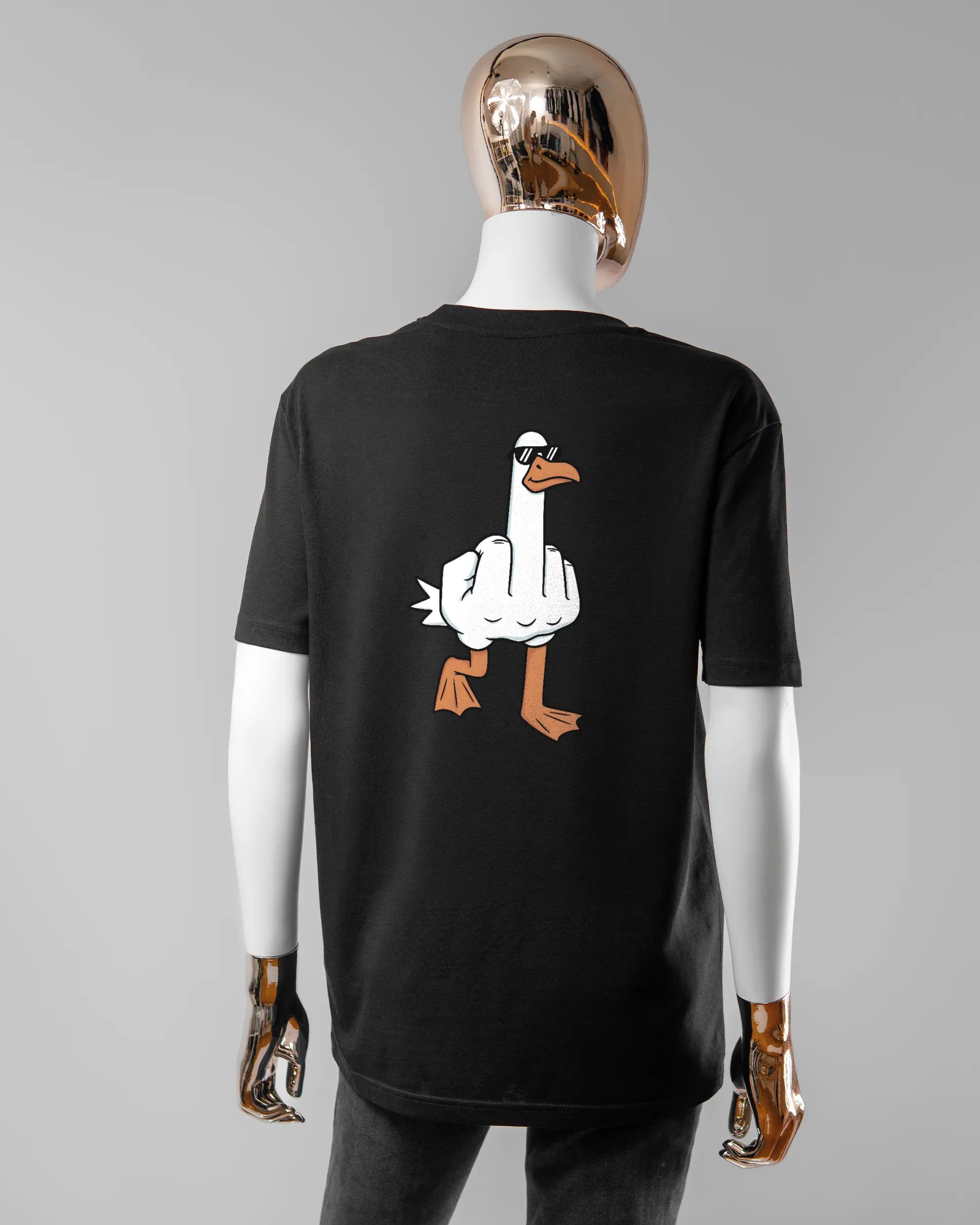 Rückseite des Organic Unisex T-Shirt Casual von Maondo mit dem Design I give a duck in der Farbe Black und in der Größe S getragen von einer femininen Puppe