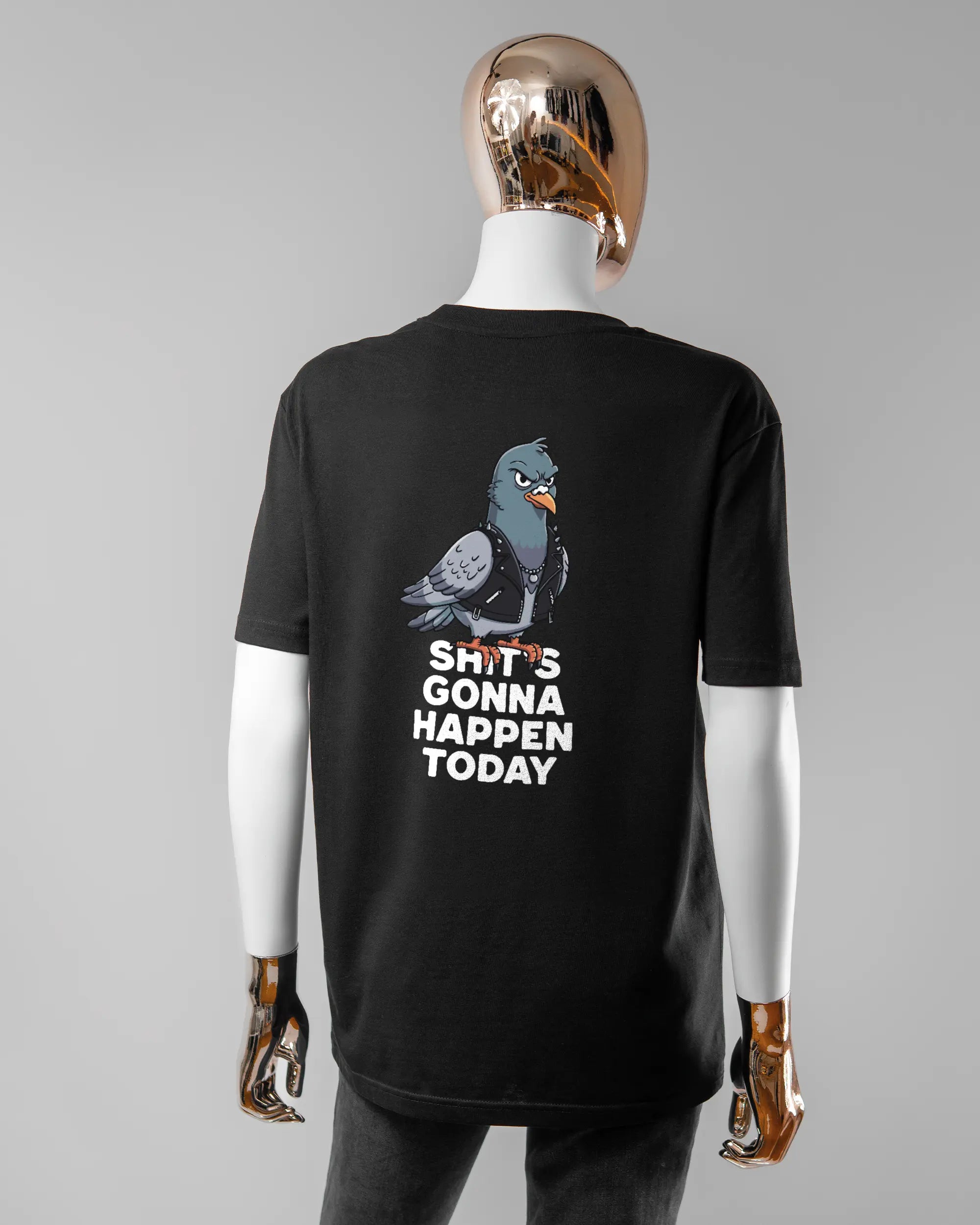 Rückseite des Organic Unisex T-Shirt Casual von Maondo mit dem Design Pigeon Pun in der Farbe Black und in der Größe S getragen von einer femininen Puppe