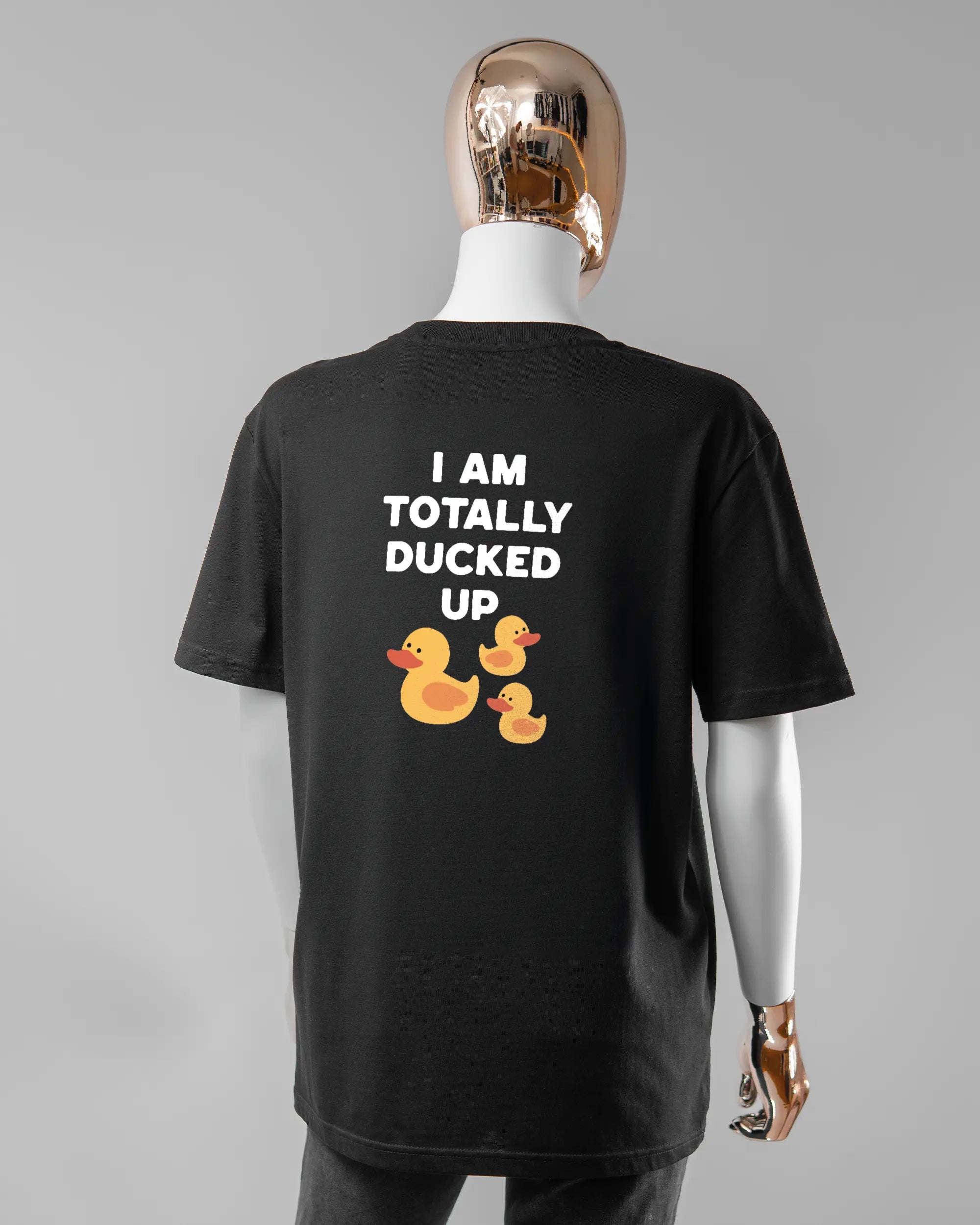 Rückseite des Organic Unisex T-Shirt Casual von Maondo mit dem Design Ducked Up in der Farbe Black und in der Größe S getragen von einer femininen Puppe