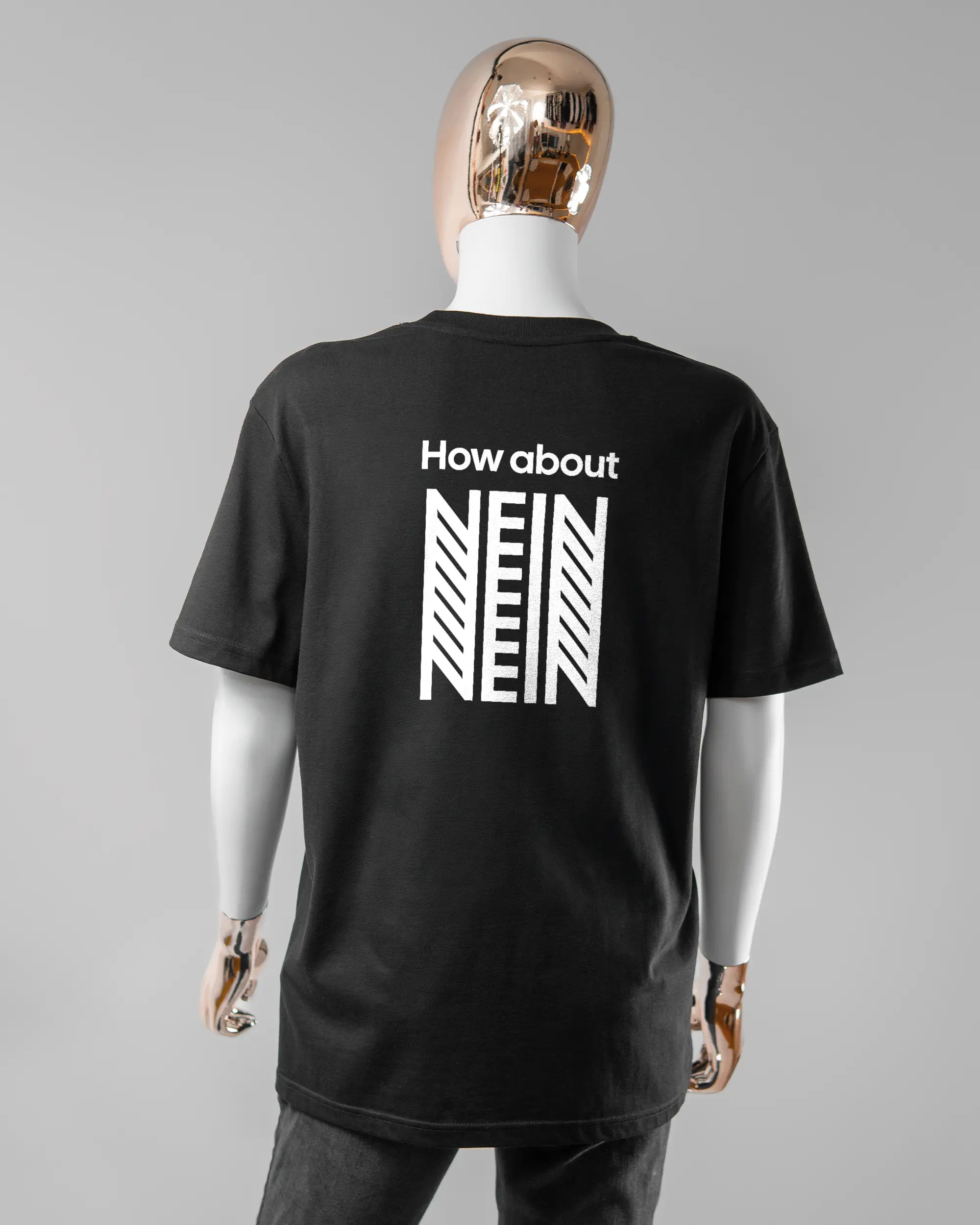 Rückseite des Organic Unisex T-Shirt Casual von Maondo mit dem Design How about nein in der Farbe Black und in der Größe S getragen von einer femininen Puppe