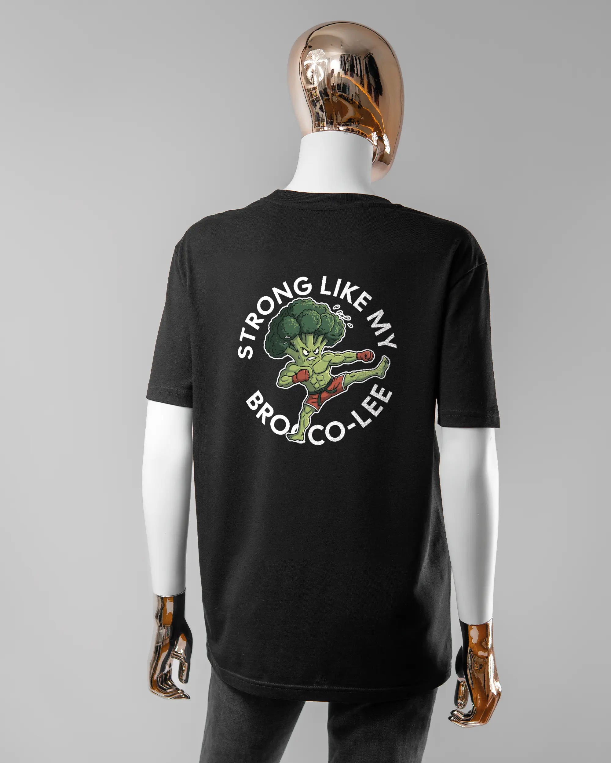 Rückseite des Organic Unisex T-Shirt Casual von Maondo mit dem Design Brocco-Lee in der Farbe Black und in der Größe S getragen von einer femininen Puppe
