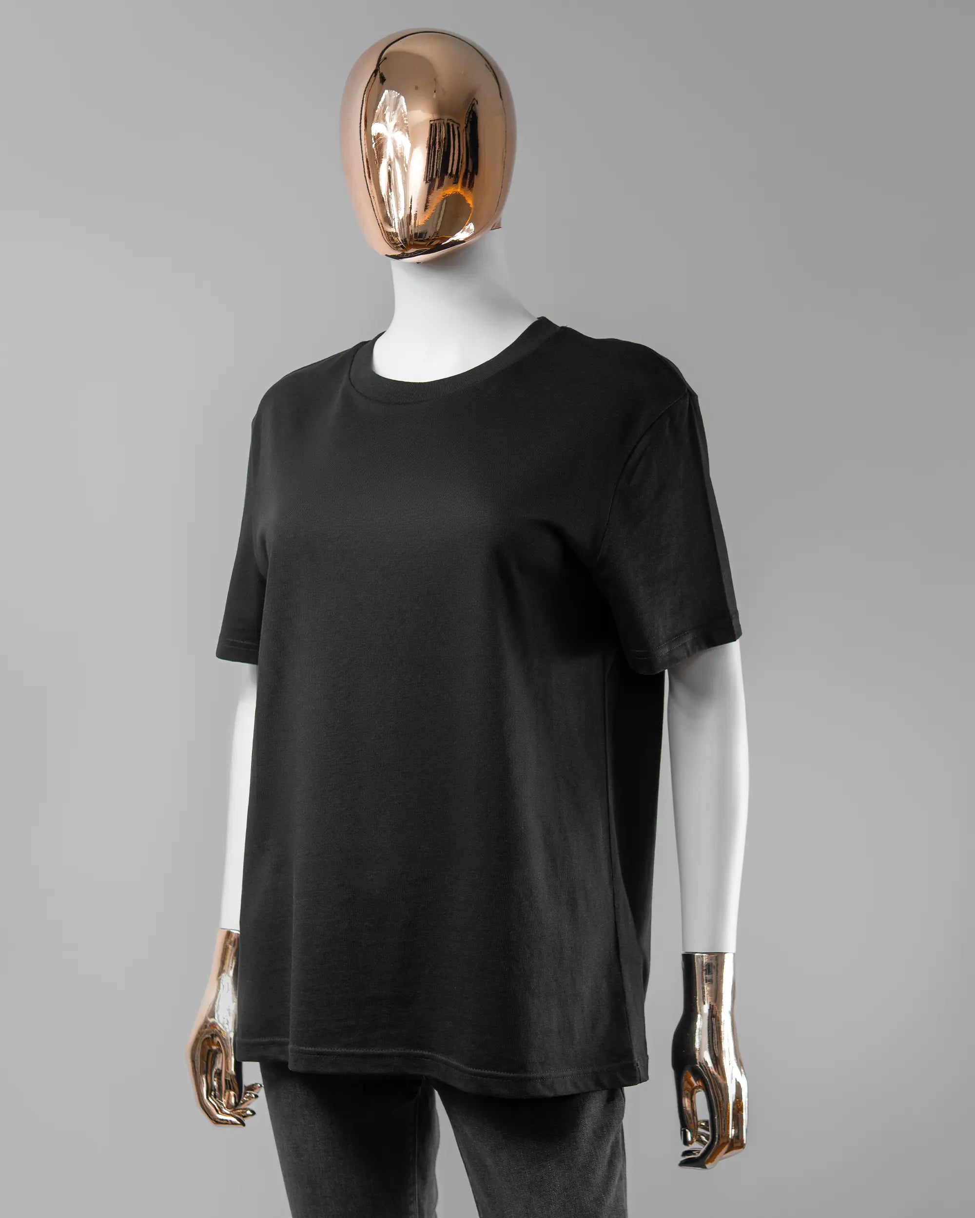 Vorderseite des Organic Unisex T-Shirt Casual von Maondo ohne Motiv in der Farbe Black und in der Größe S getragen von einer femininen Puppe