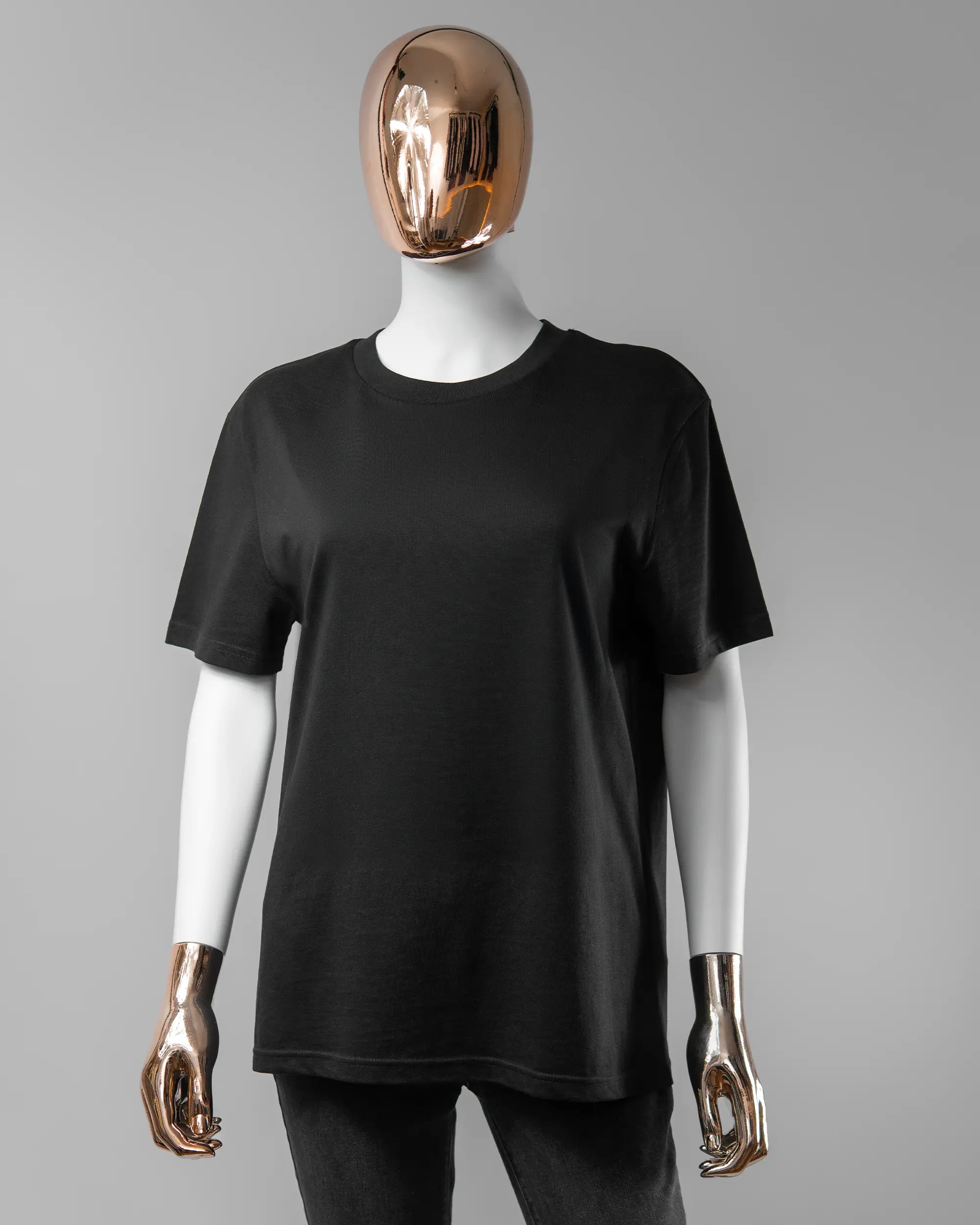 Vorderseite des Organic Unisex T-Shirt Casual von Maondo ohne Motiv in der Farbe Black und in der Größe S getragen von einer femininen Puppe