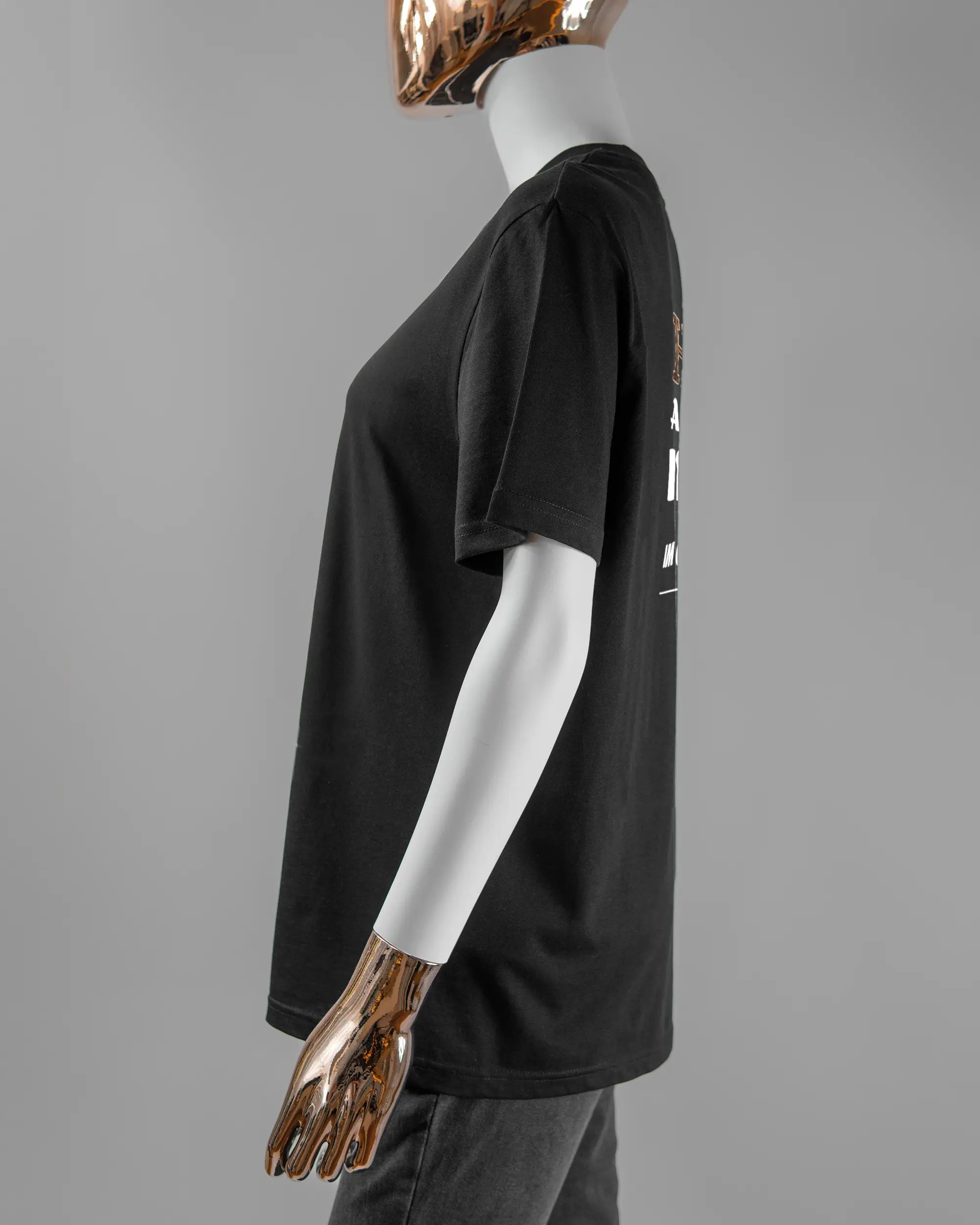 Seitenansicht des Organic Unisex T-Shirt Casual von Maondo mit dem Design Holzarbeit hinten in der Farbe Black und in der Größe S getragen von einer femininen Puppe