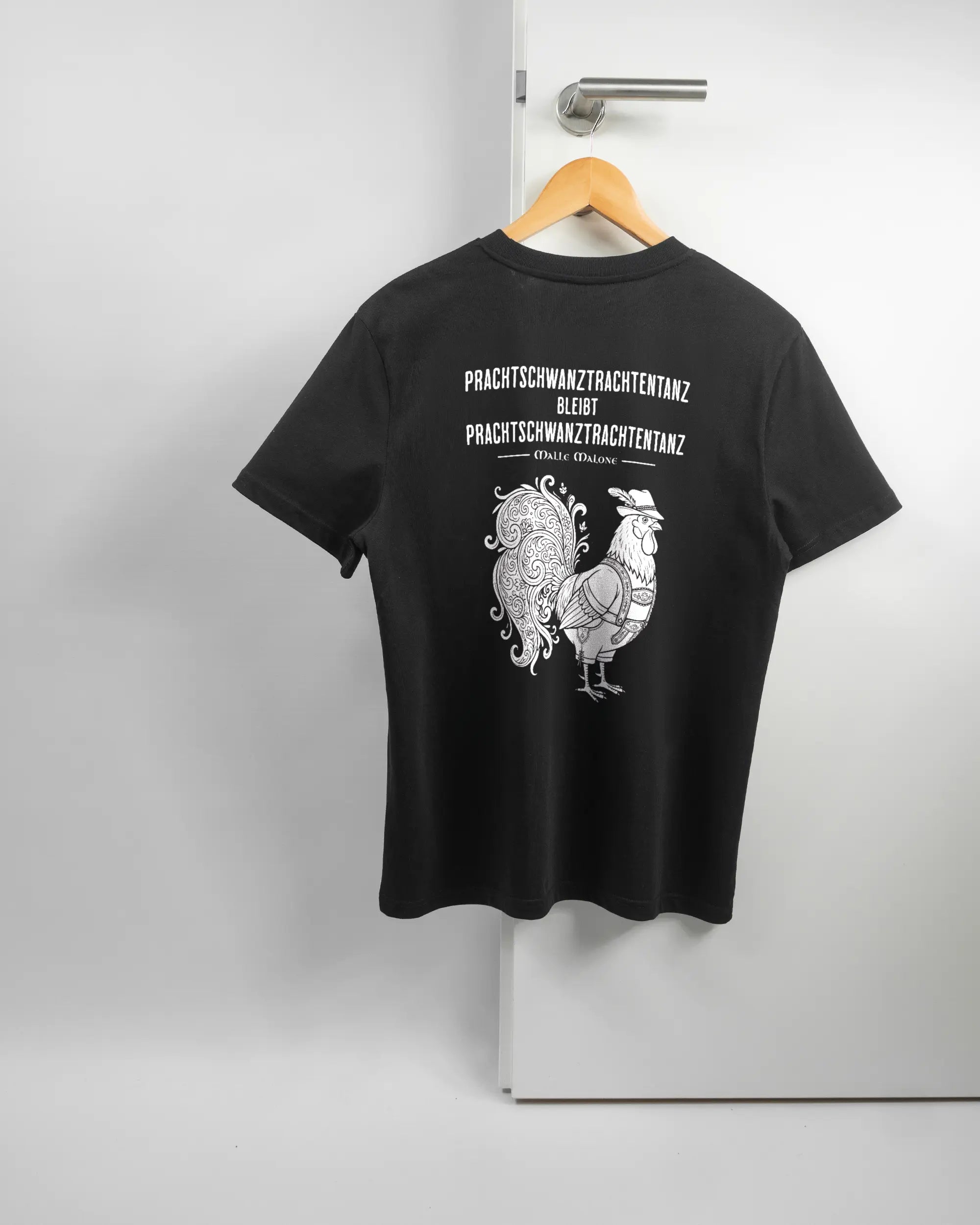 Rückseite des Organic Unisex T-Shirt Casual von Maondo mit dem Design Trachtentanz in der Farbe Black und in der Größe S auf einem Bügel an der Türklinke aufgehängt