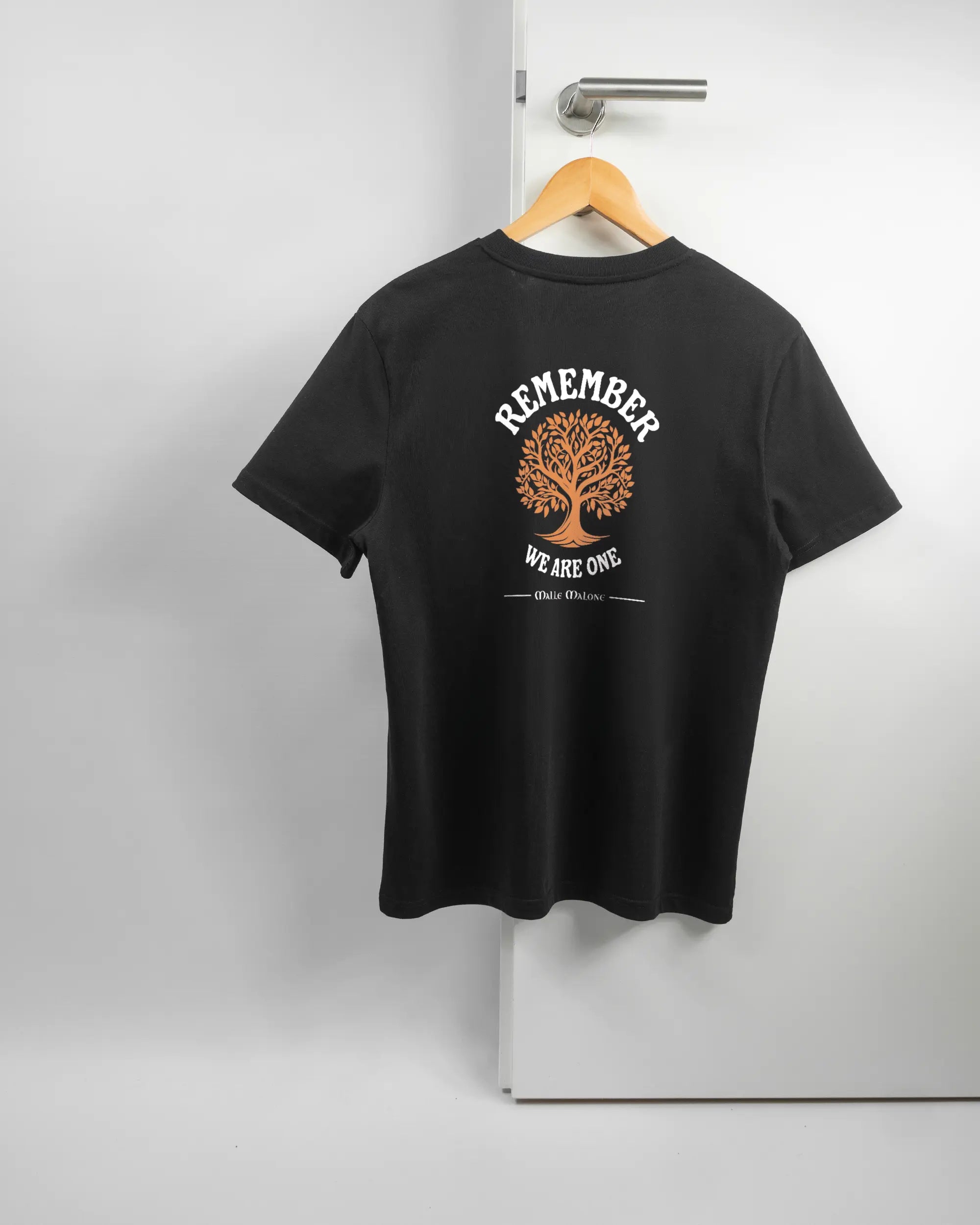Rückseite des Organic Unisex T-Shirt Casual von Maondo mit dem Design We are one in der Farbe Black und in der Größe S auf einem Bügel an der Türklinke aufgehängt