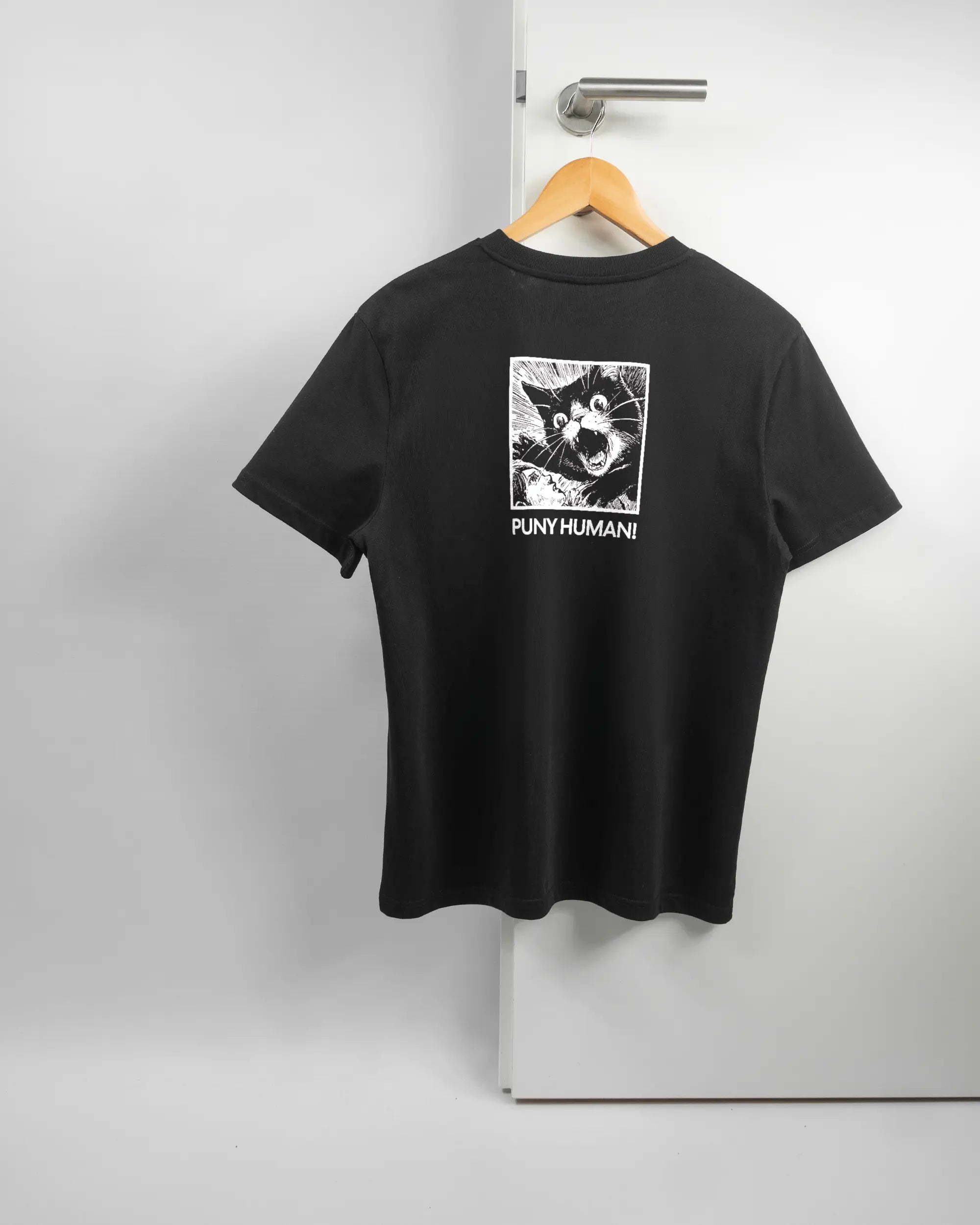 Rückseite des Organic Unisex T-Shirt Casual von Maondo mit dem Design Puny Human in der Farbe Black und in der Größe S auf einem Bügel an der Türklinke aufgehängt