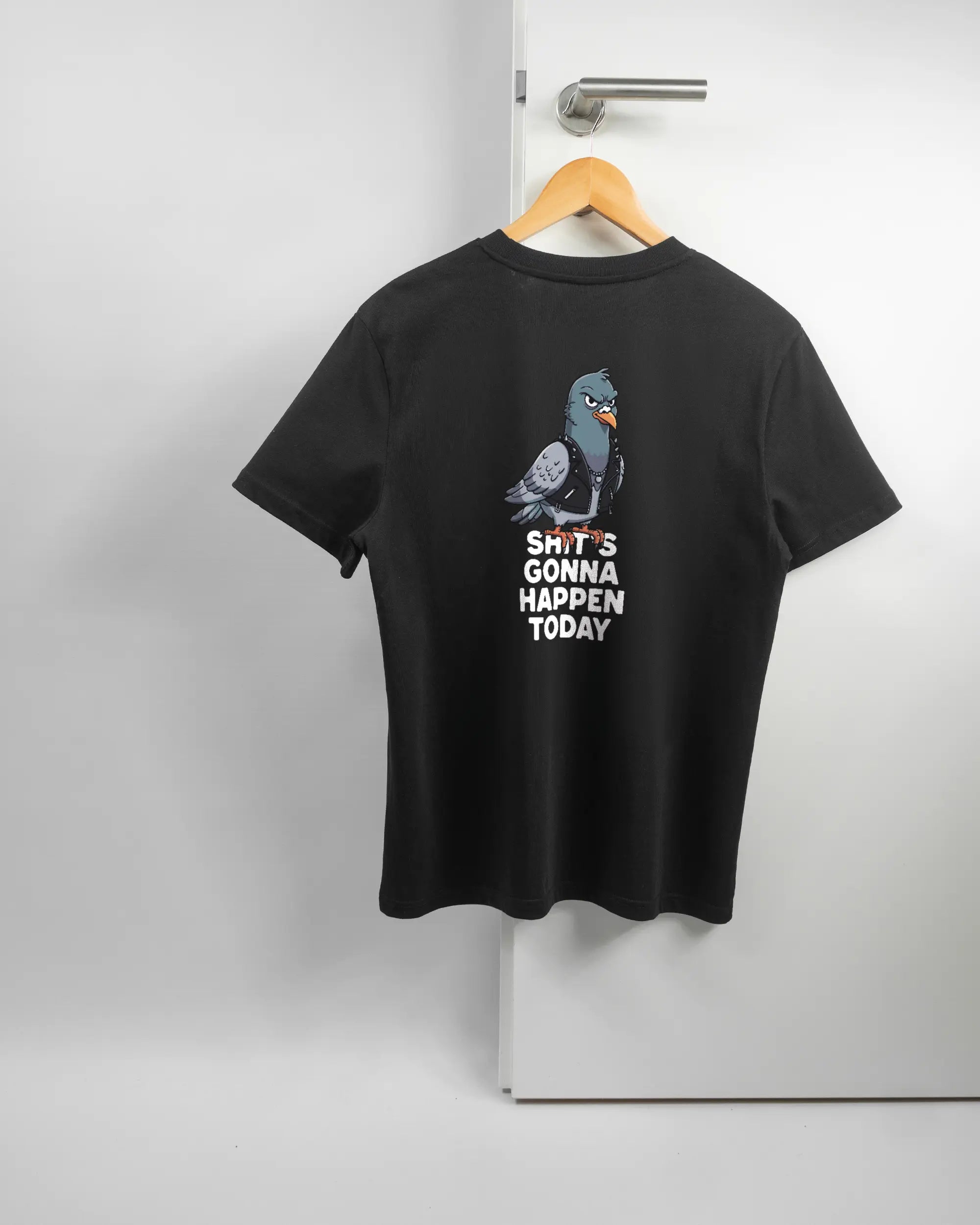 Rückseite des Organic Unisex T-Shirt Casual von Maondo mit dem Design Pigeon Pun in der Farbe Black und in der Größe S auf einem Bügel an der Türklinke aufgehängt