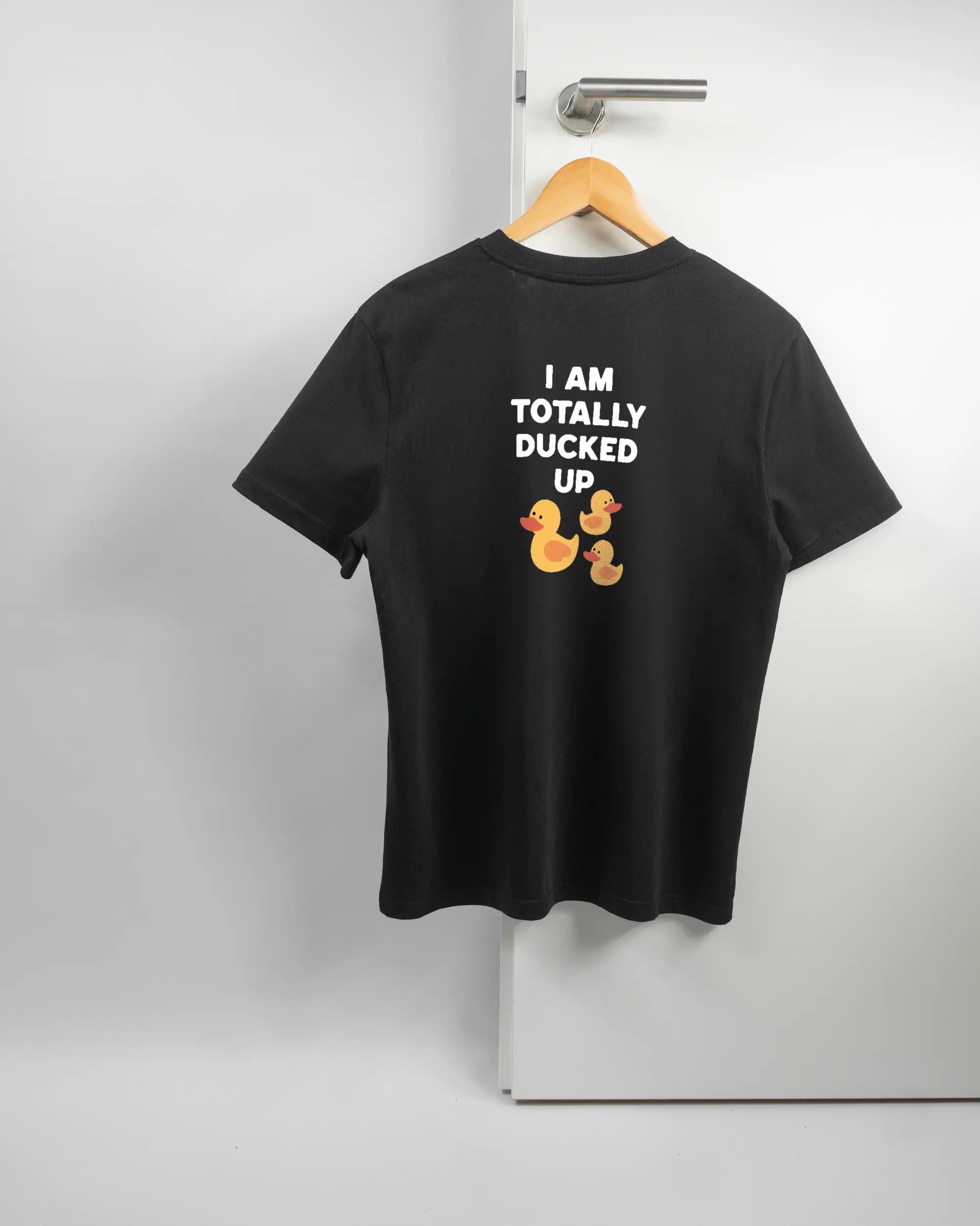 Rückseite des Organic Unisex T-Shirt Casual von Maondo mit dem Design Ducked Up in der Farbe Black und in der Größe S auf einem Bügel an der Türklinke aufgehängt