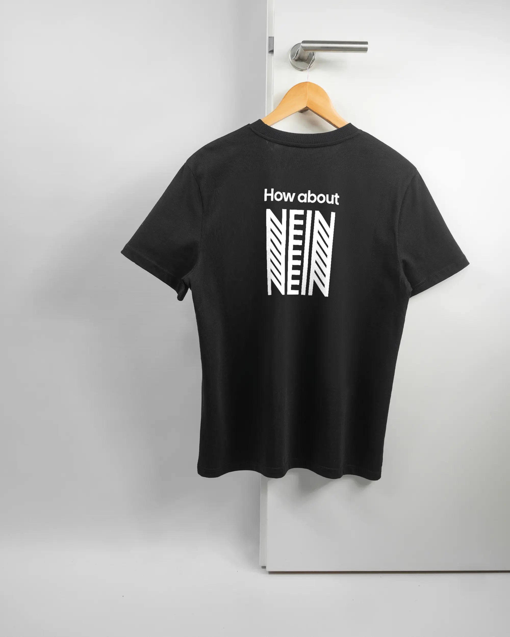Rückseite des Organic Unisex T-Shirt Casual von Maondo mit dem Design How about nein in der Farbe Black und in der Größe S auf einem Bügel an der Türklinke aufgehängt