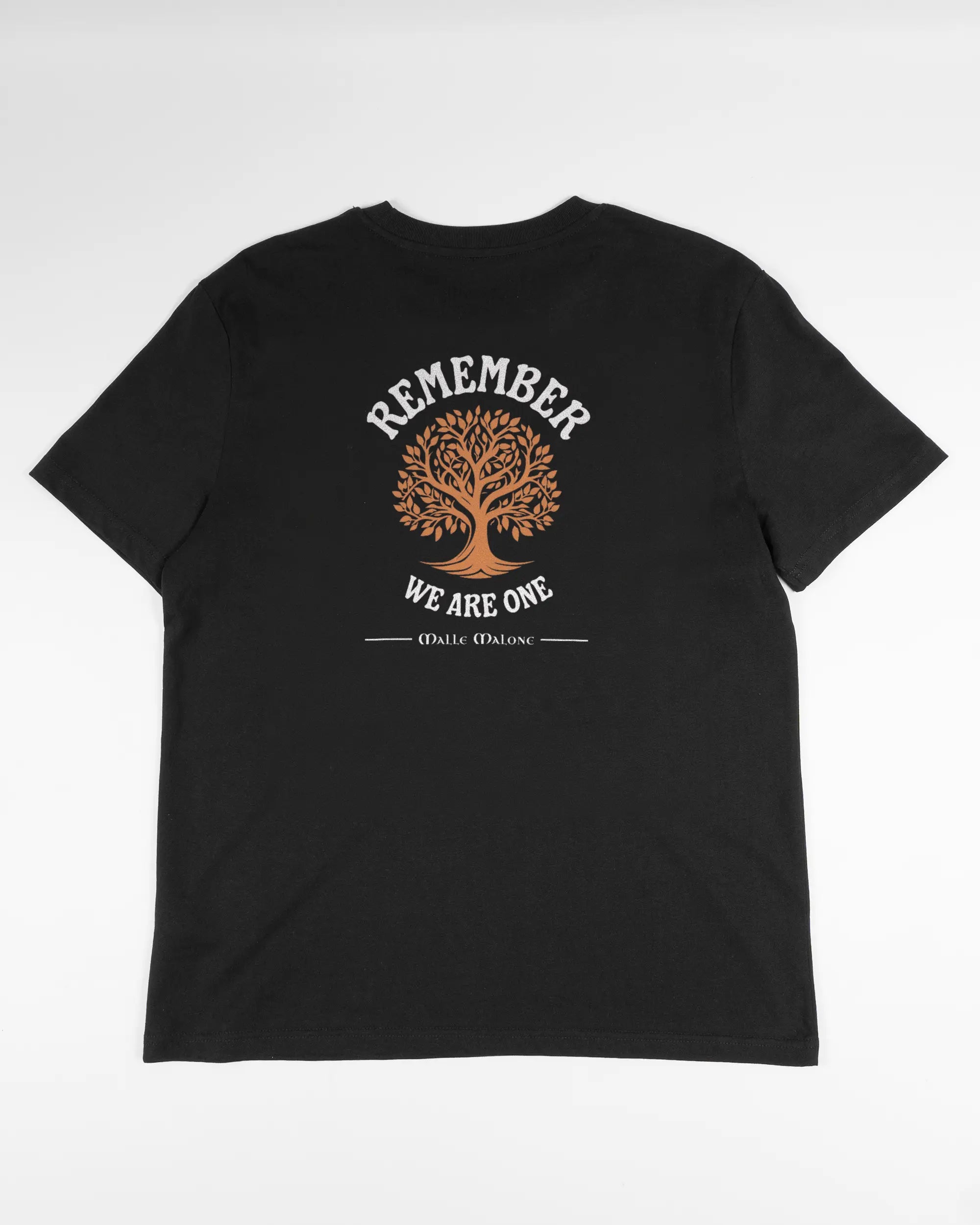 Rückseite des Organic Unisex T-Shirt Casual von Maondo mit dem Design We are one in der Farbe Black und in der Größe S flach auf den Boden gelegt
