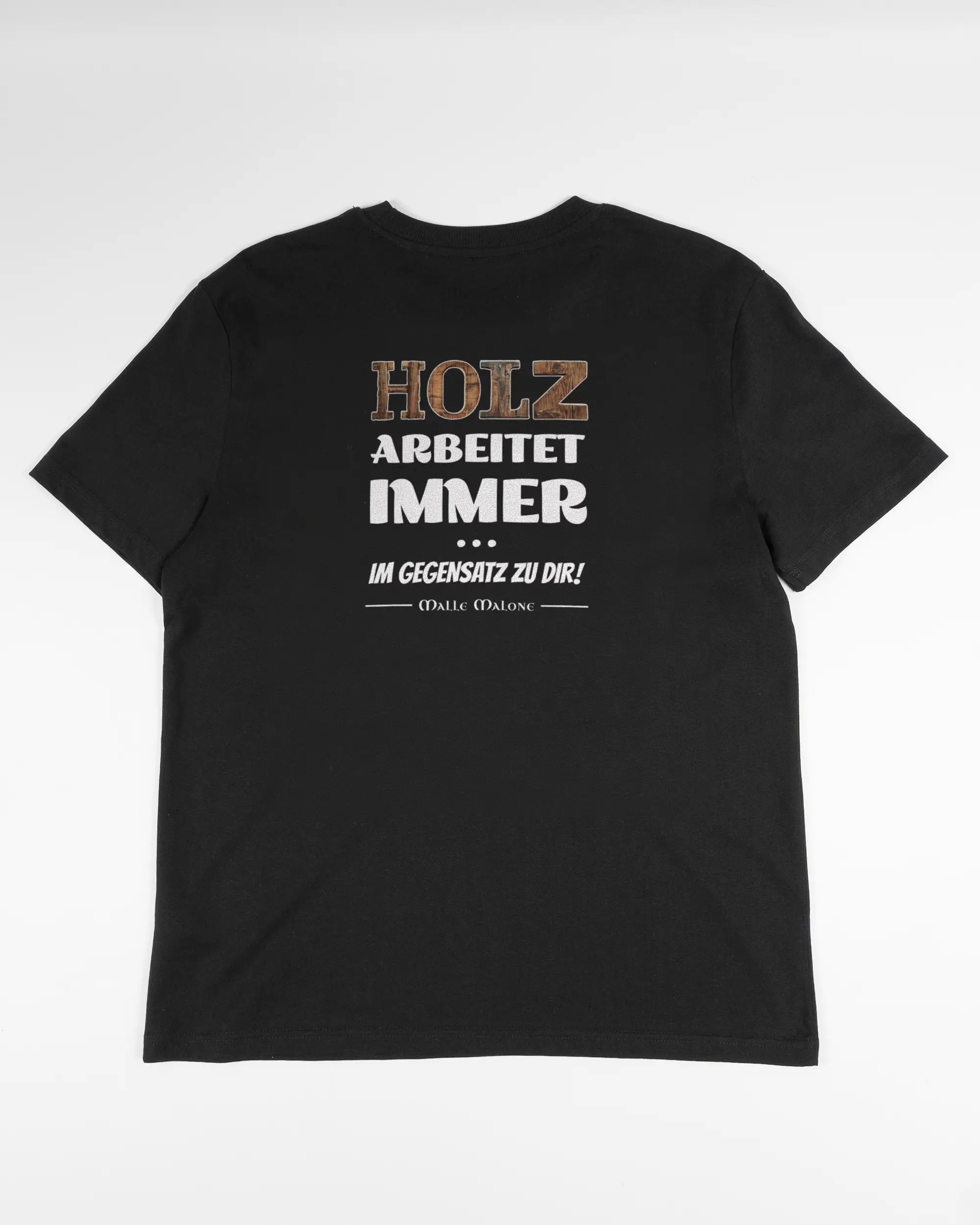 Rückseite des Organic Unisex T-Shirt Casual von Maondo mit dem Design Holzarbeit in der Farbe Black und in der Größe S flach auf den Boden gelegt