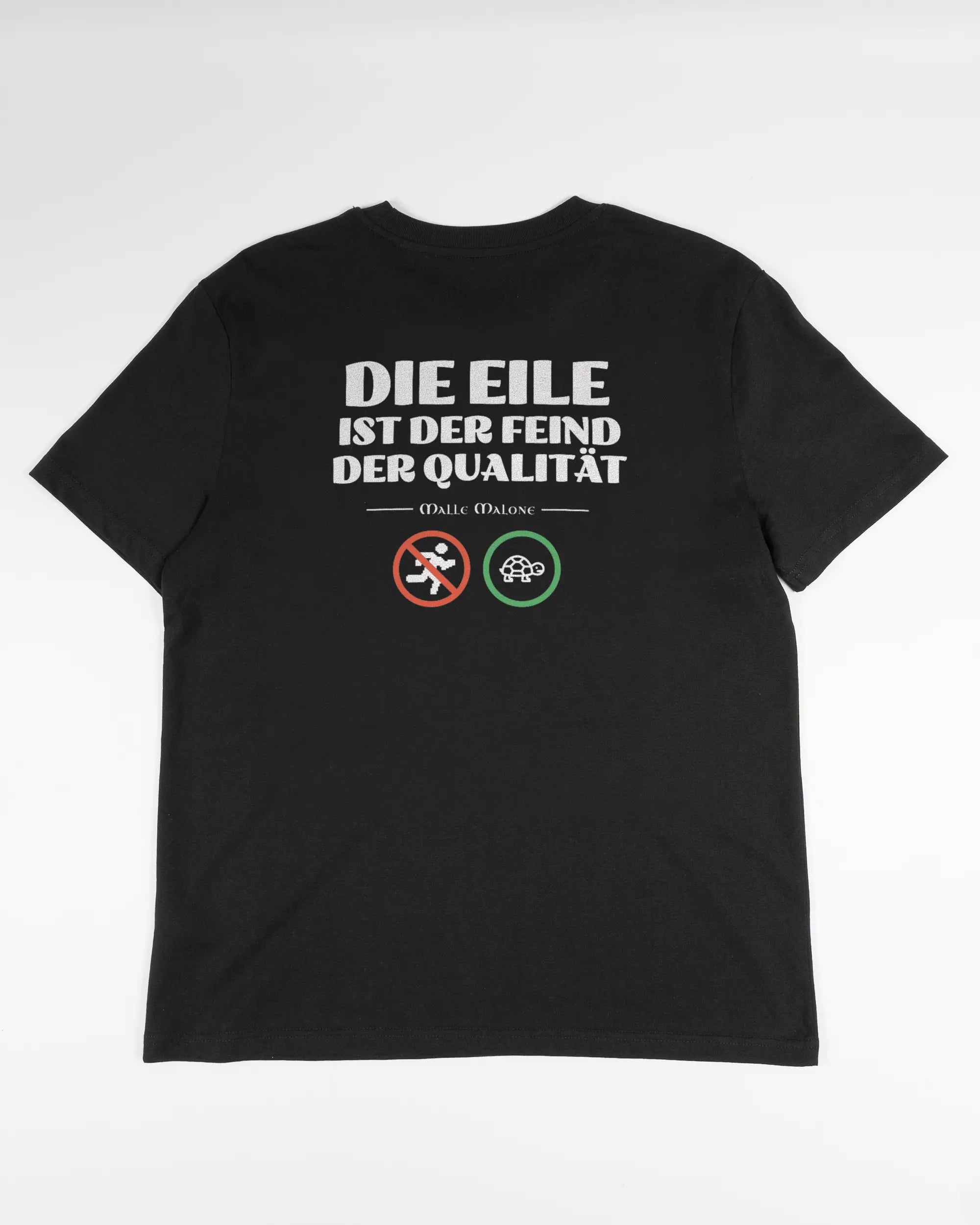 Rückseite des Organic Unisex T-Shirt Casual von Maondo mit dem Design Keine Eile in der Farbe Black und in der Größe S flach auf den Boden gelegt
