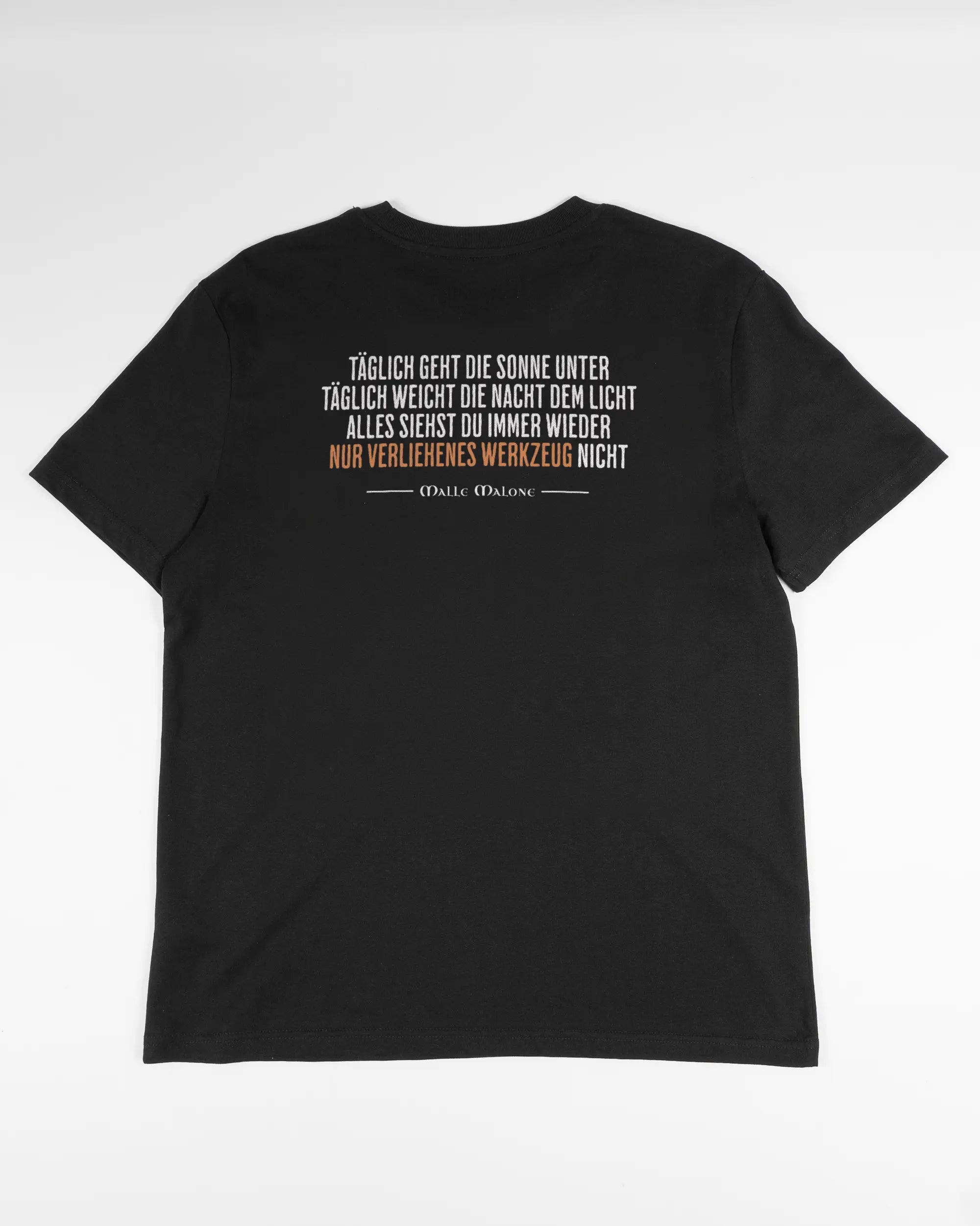 Rückseite des Organic Unisex T-Shirt Casual von Maondo mit dem Design Wegzeug in der Farbe Black und in der Größe S flach auf den Boden gelegt