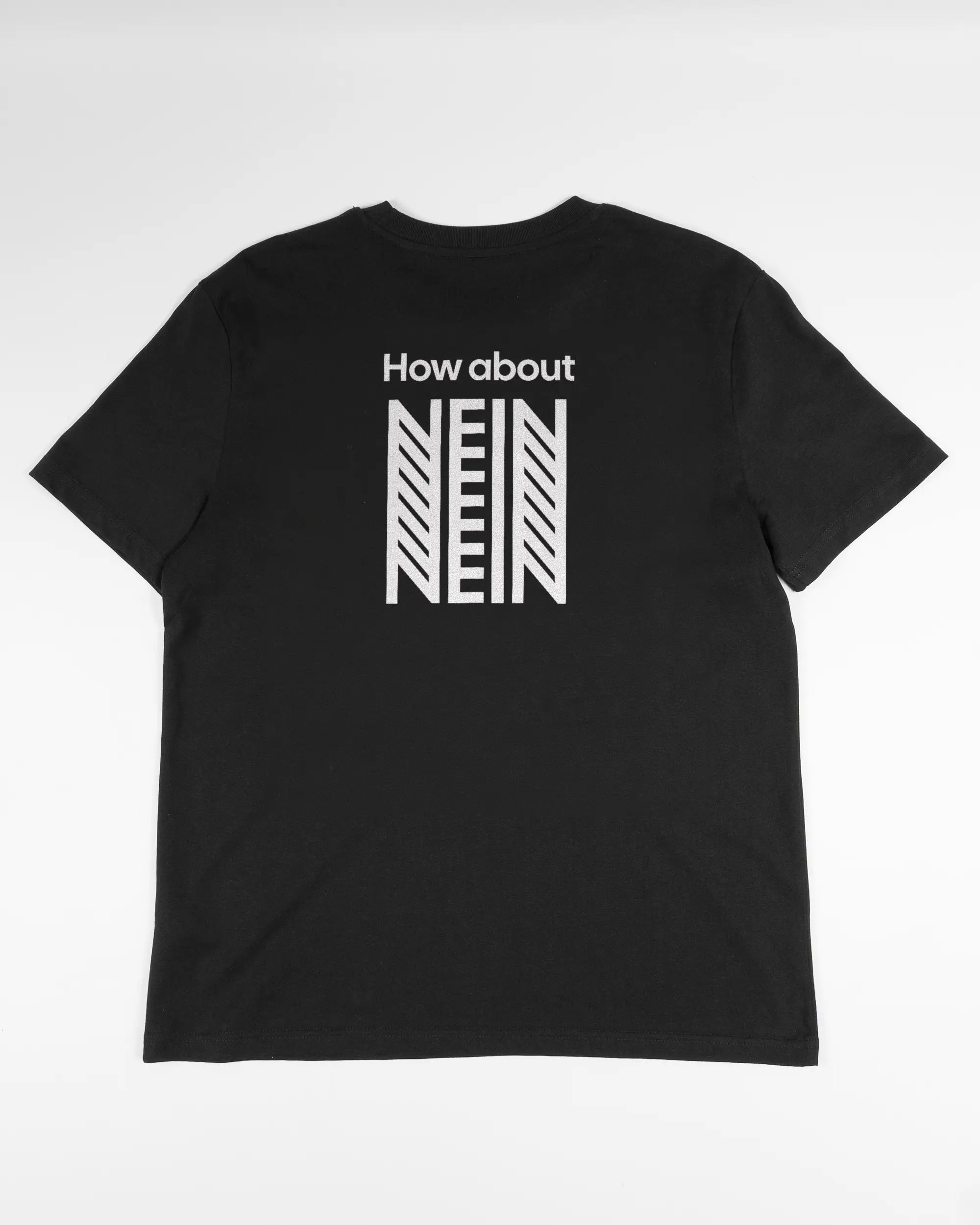 Rückseite des Organic Unisex T-Shirt Casual von Maondo mit dem Design How about nein in der Farbe Black und in der Größe S flach auf den Boden gelegt