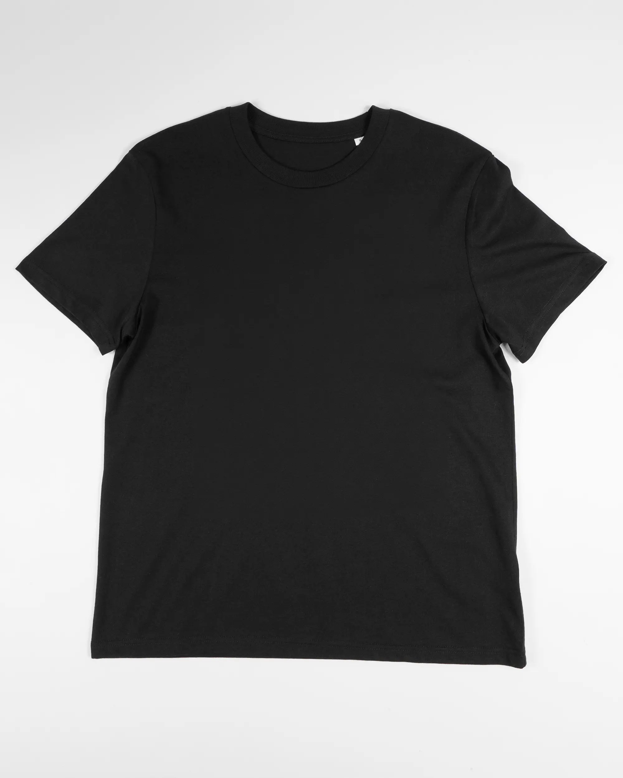 Vorderseite des Organic Unisex T-Shirt Casual von Maondo ohne Motiv in der Farbe Black und in der Größe S flach auf den Boden gelegt