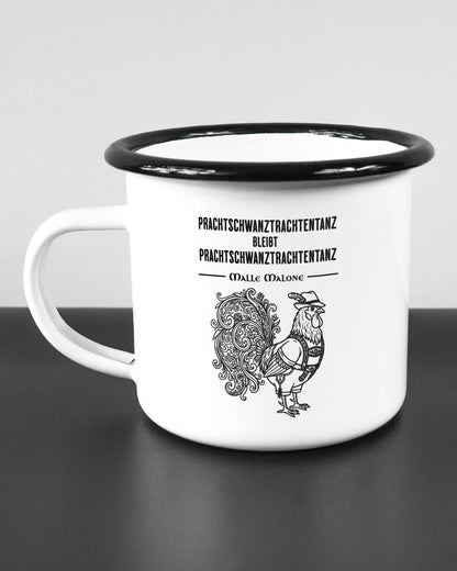 Titelbild, das die linke Seite der beidseitig bedruckten Emailletasse von Maondo mit dem Design Trachtentanz in der Farbe White-Black auf einem Holztisch zeigt