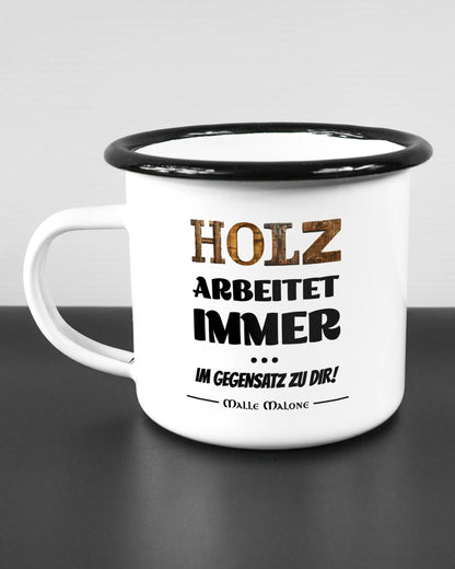 Titelbild, das die linke Seite der beidseitig bedruckten Emailletasse von Maondo mit dem Design Holzarbeit in der Farbe White-Black auf einem Holztisch zeigt