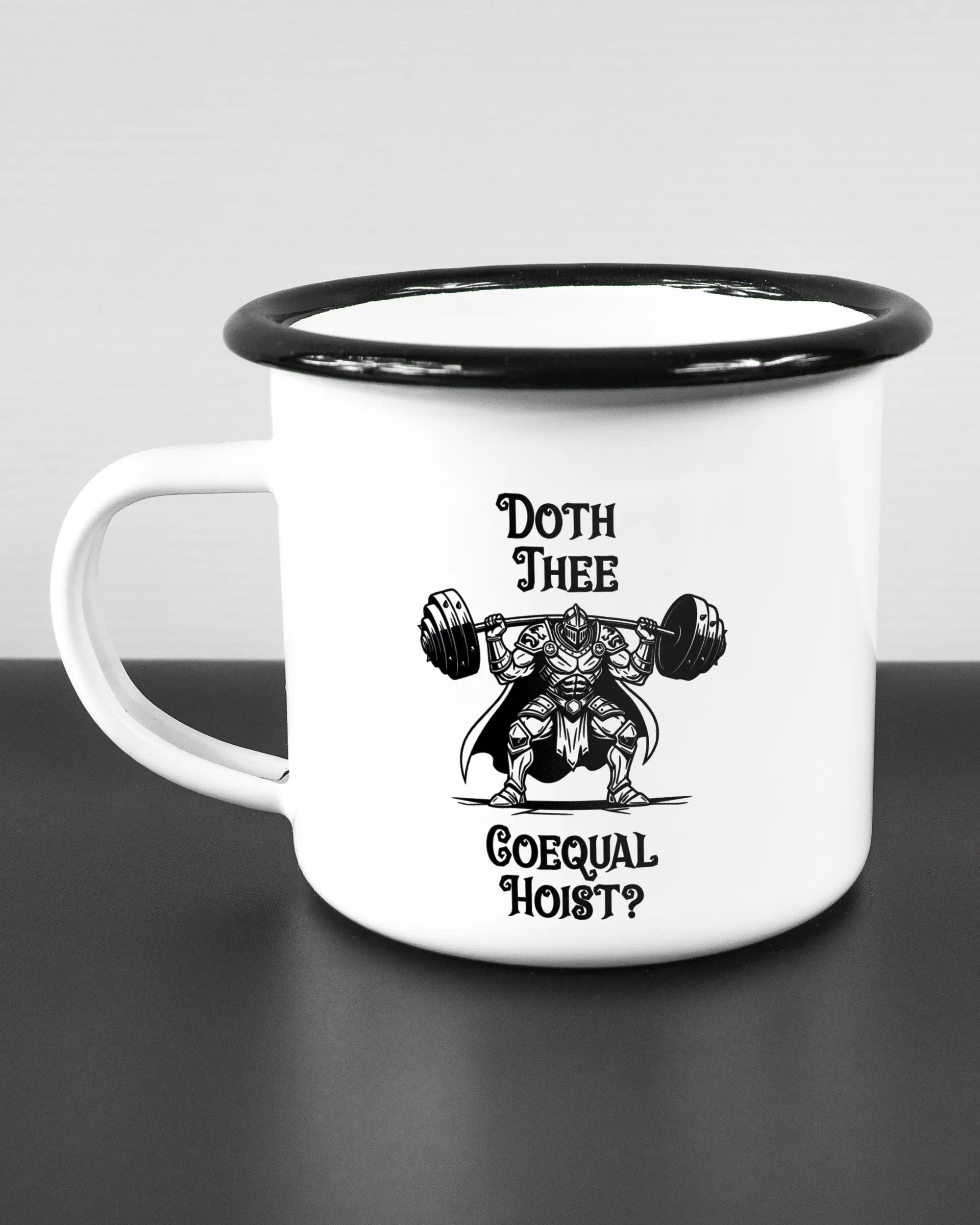 Titelbild, das die linke Seite der beidseitig bedruckten Emailletasse von Maondo mit dem Design Hoist Mode in der Farbe White-Black auf einem Holztisch zeigt