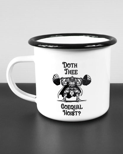 Titelbild, das die linke Seite der beidseitig bedruckten Emailletasse von Maondo mit dem Design Hoist Mode in der Farbe White-Black auf einem Holztisch zeigt