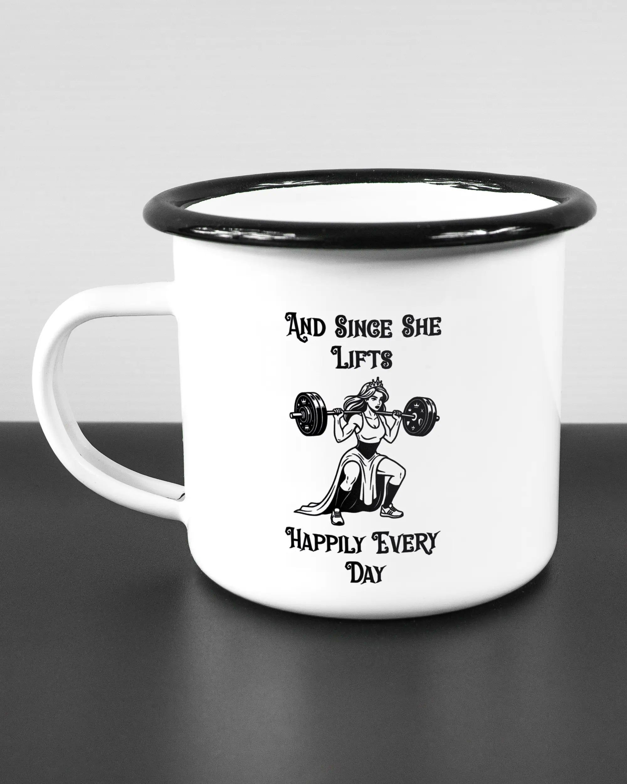 Titelbild, das die linke Seite der beidseitig bedruckten Emailletasse von Maondo mit dem Design Princess Lift in der Farbe White-Black auf einem Holztisch zeigt