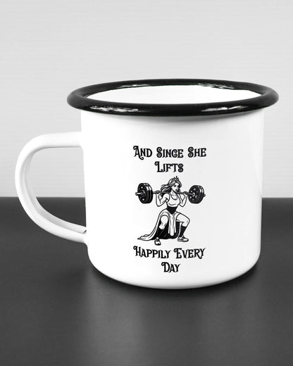 Titelbild, das die linke Seite der beidseitig bedruckten Emailletasse von Maondo mit dem Design Princess Lift in der Farbe White-Black auf einem Holztisch zeigt